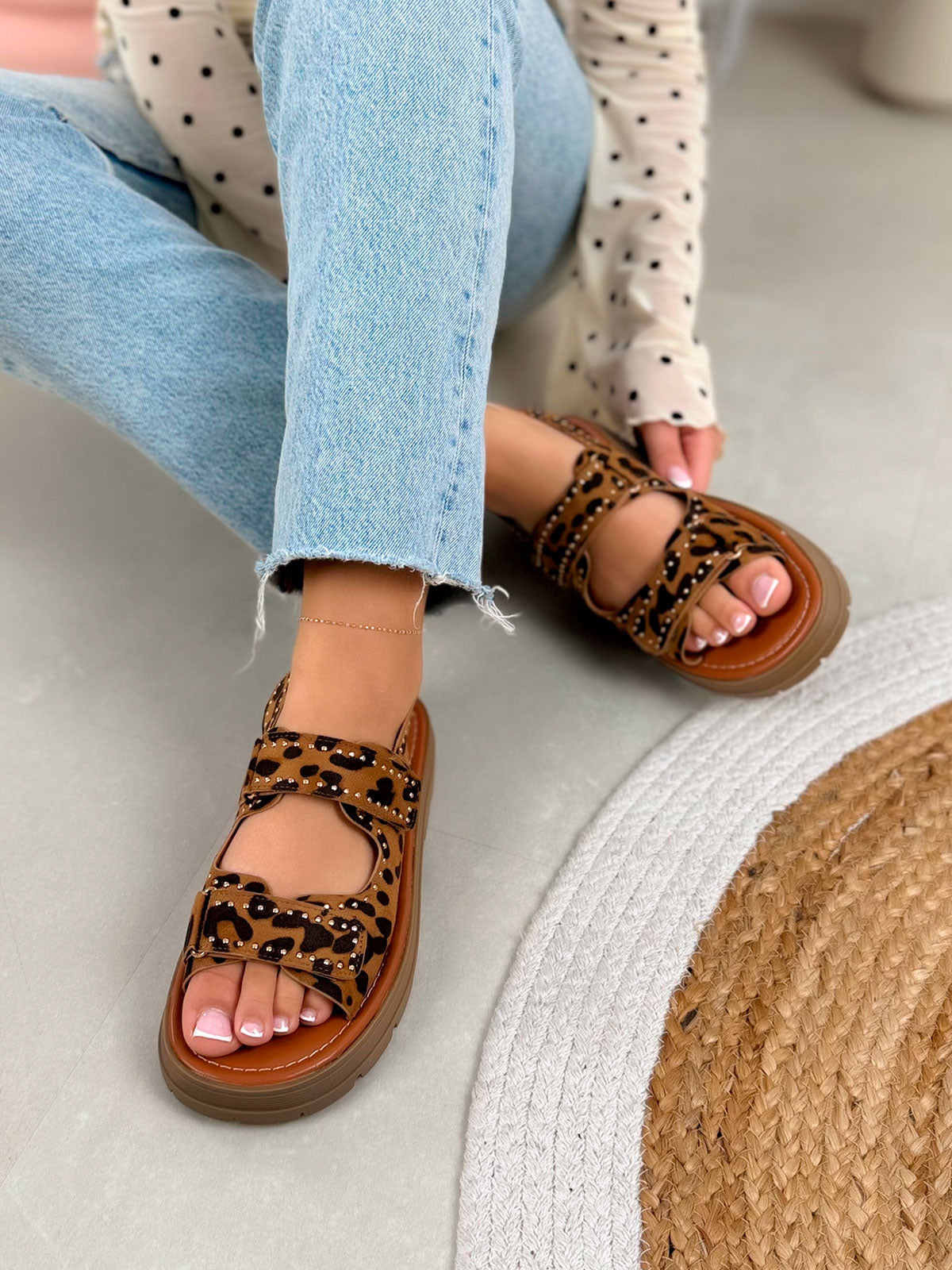 Nu-pieds femme léopard tendance à scratchs cloutés et semelle crantée