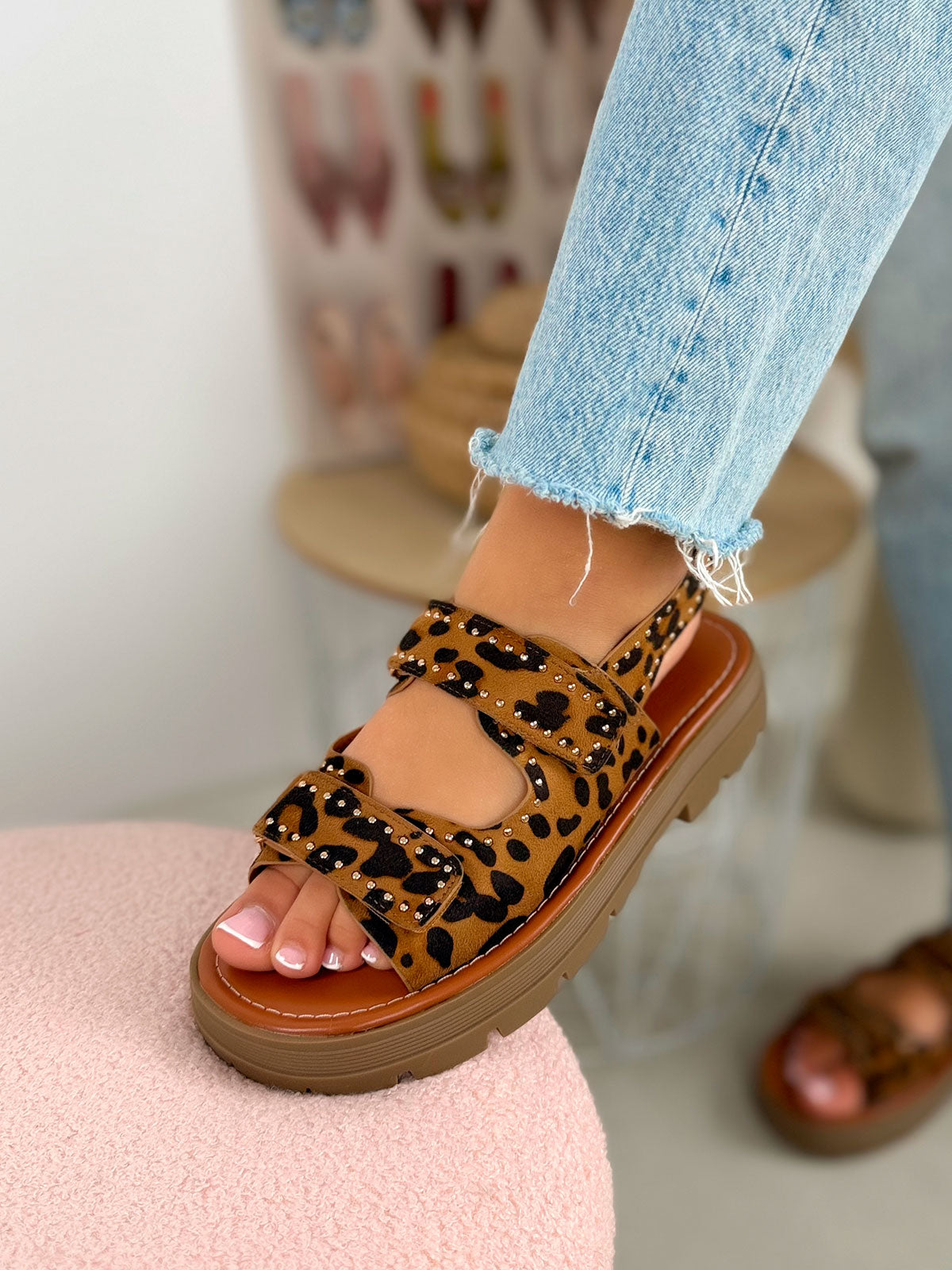 Nu-pieds femme léopard tendance à scratchs cloutés et semelle crantée