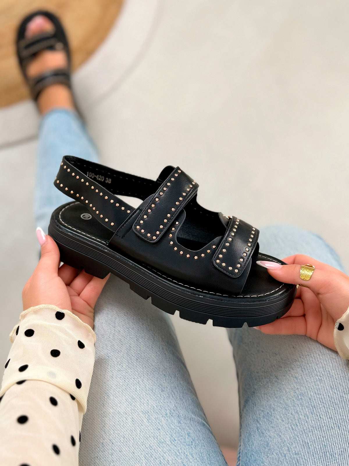 Nu-pieds femme noirs tendance à scratchs cloutés et semelle crantée