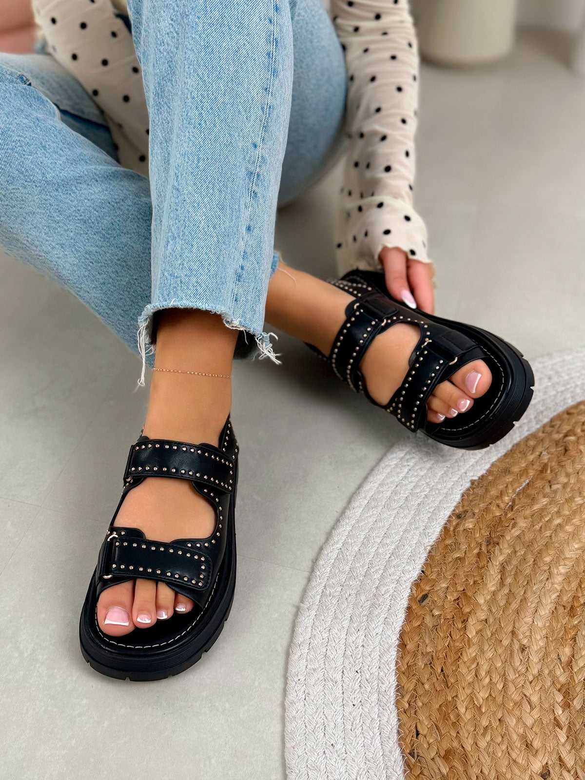 Nu-pieds femme noirs tendance à scratchs cloutés et semelle crantée