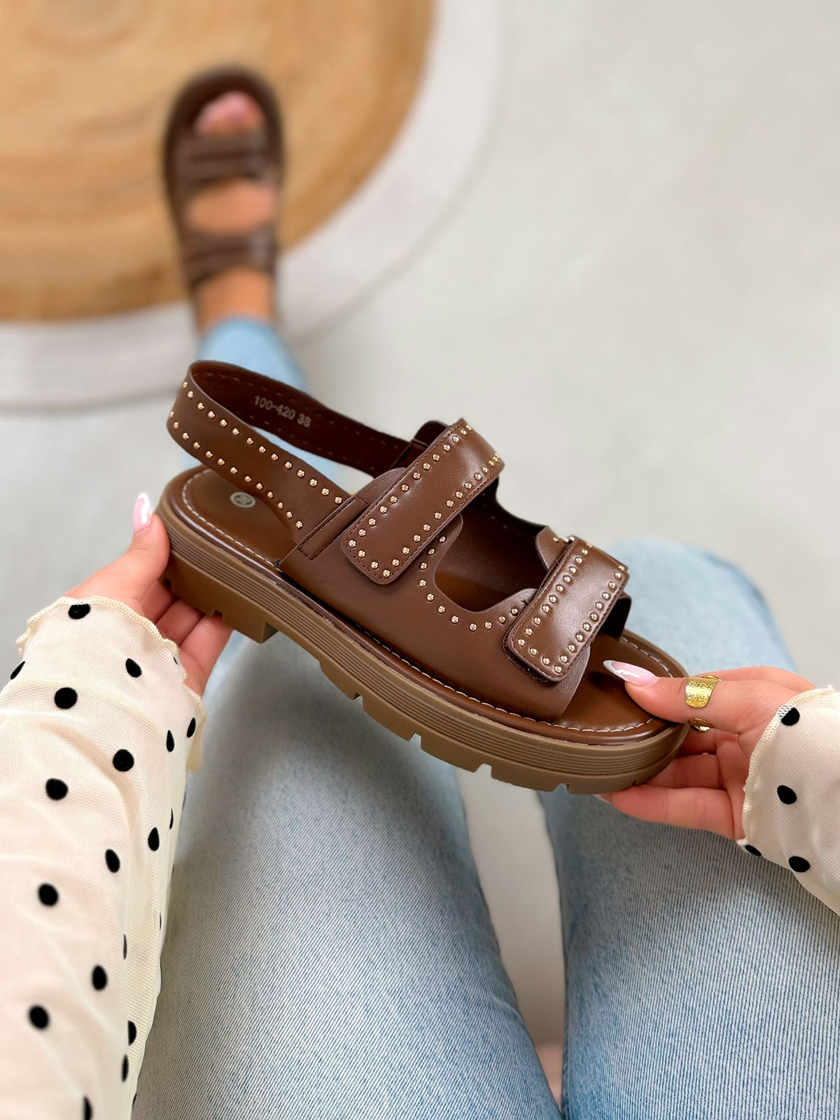 Nu-pieds femme marron élégants à scratchs cloutés et semelle crantée