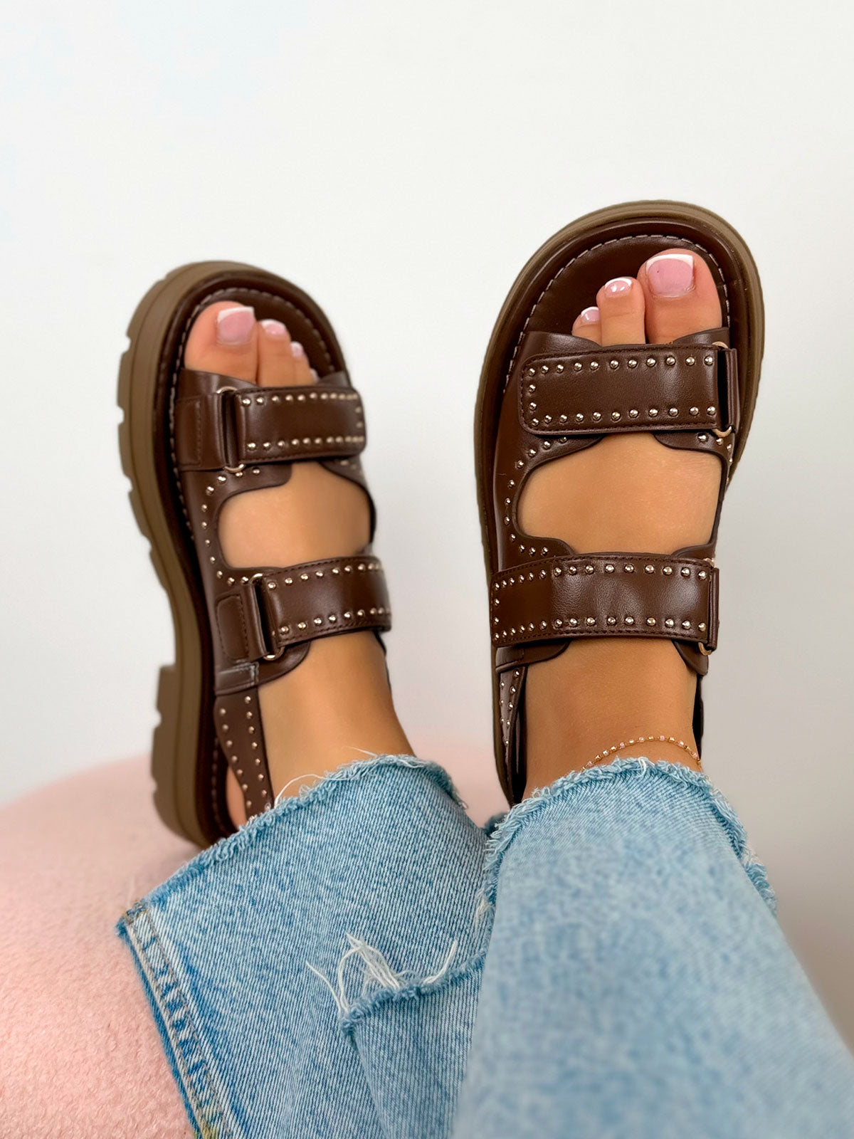 Nu-pieds femme marron élégants à scratchs cloutés et semelle crantée