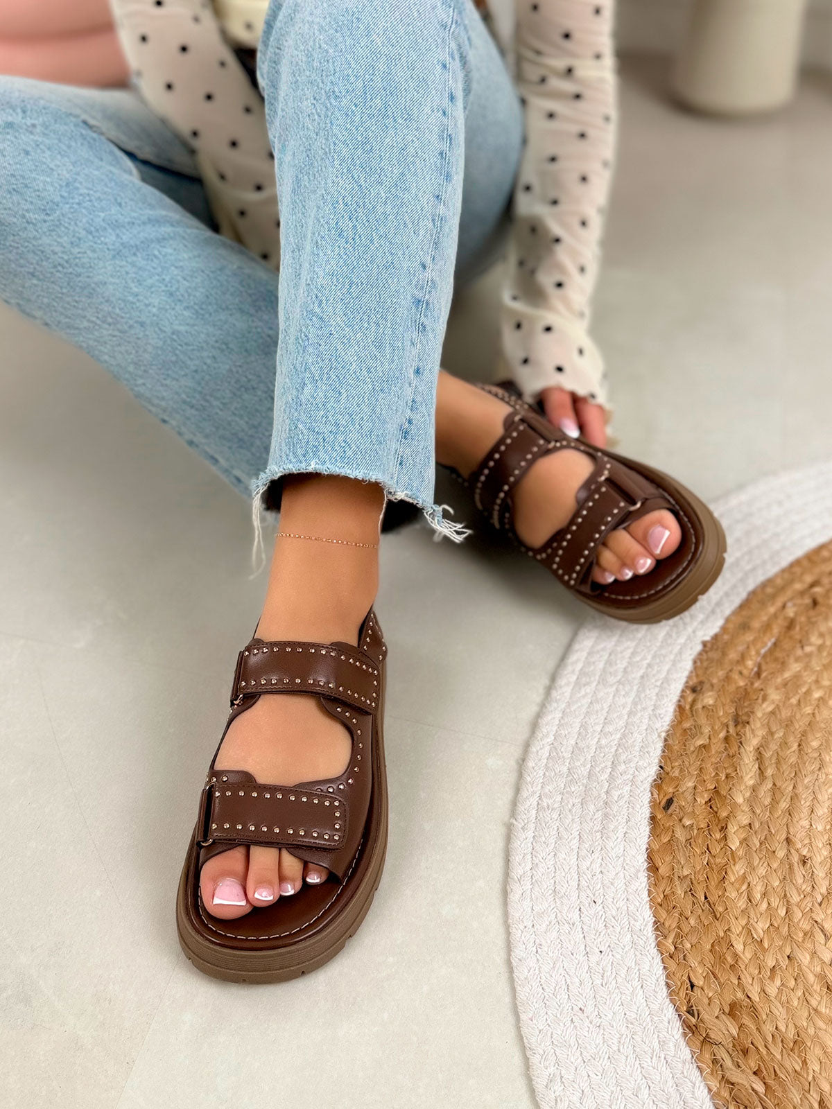 Nu-pieds femme marron élégants à scratchs cloutés et semelle crantée