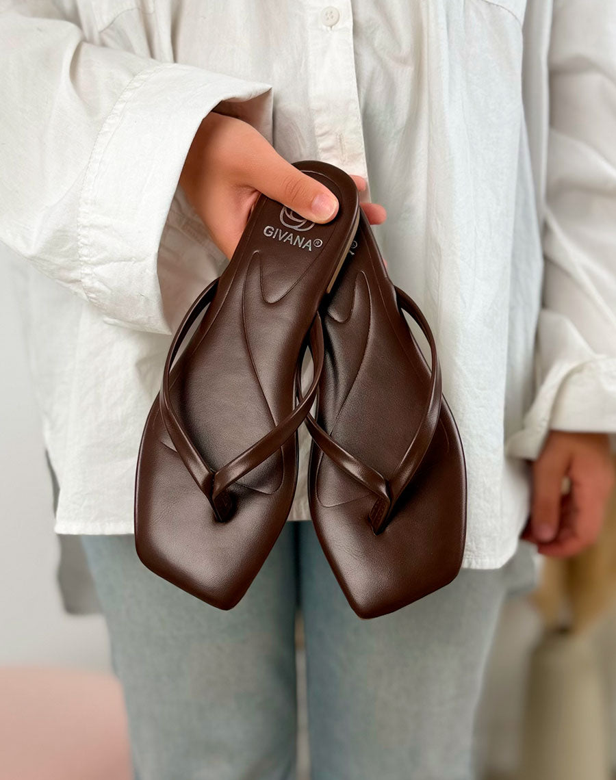 Tongs femme marron tendance à bout carré minimaliste