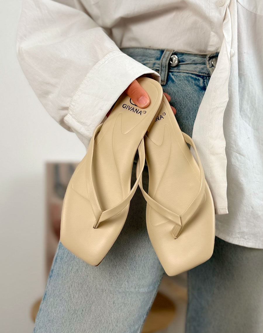 Tongs femme beige tendance à bout carré minimaliste