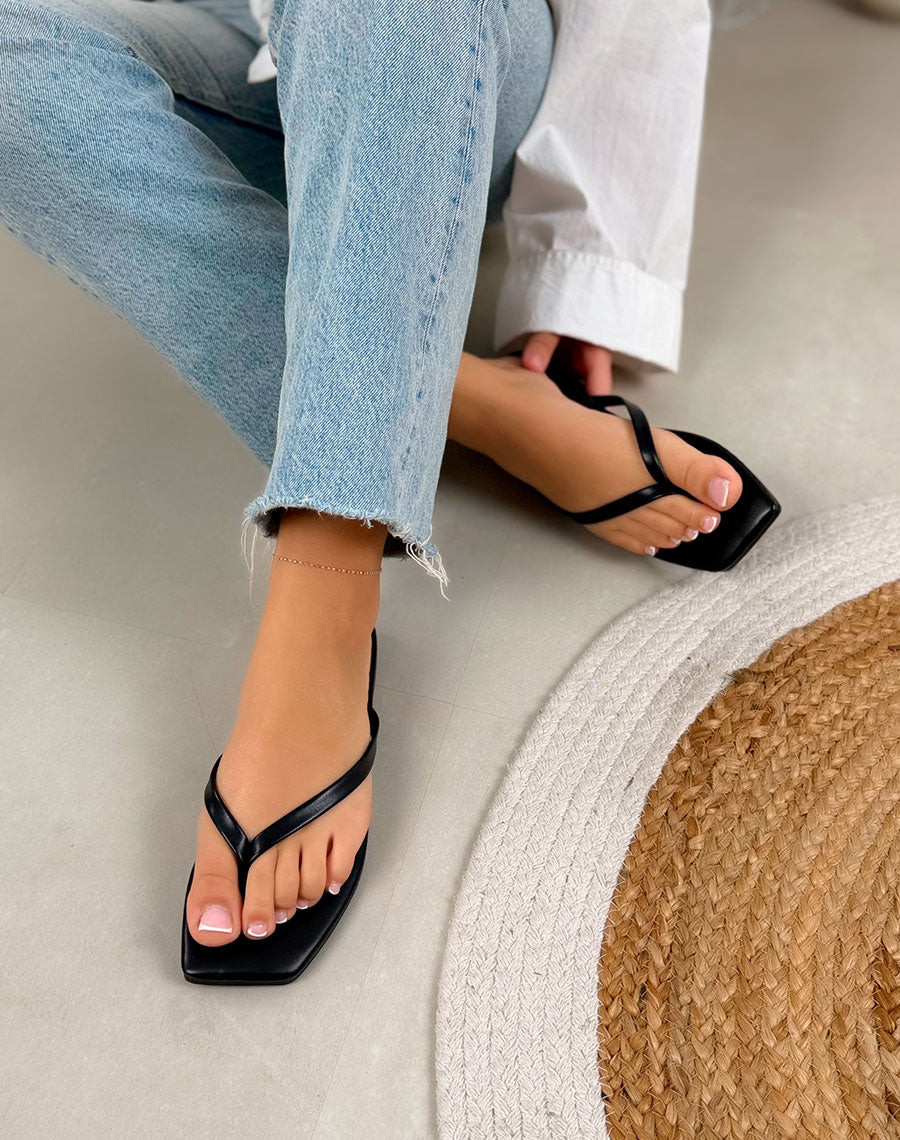 Tongs femme noires tendance à bout carré minimaliste