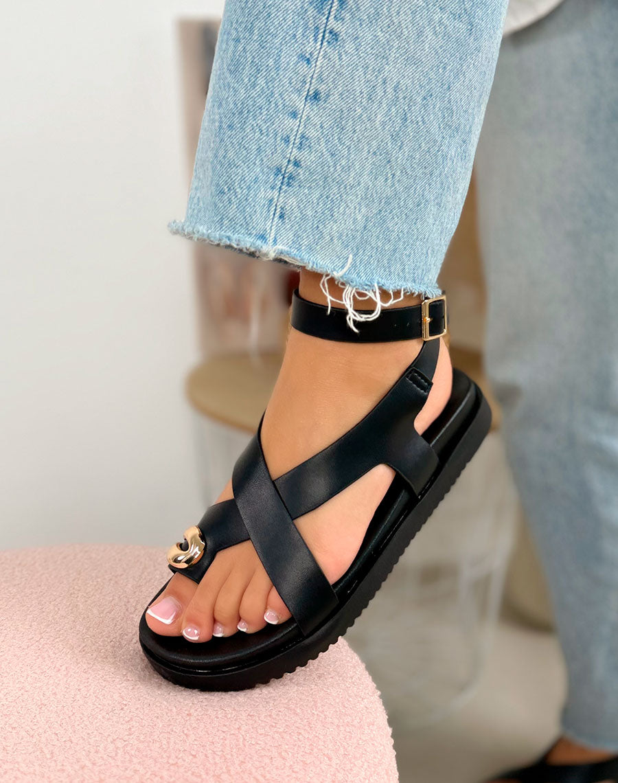 Nu-pieds femme noirs élégants à lanières croisées et bijou doré
