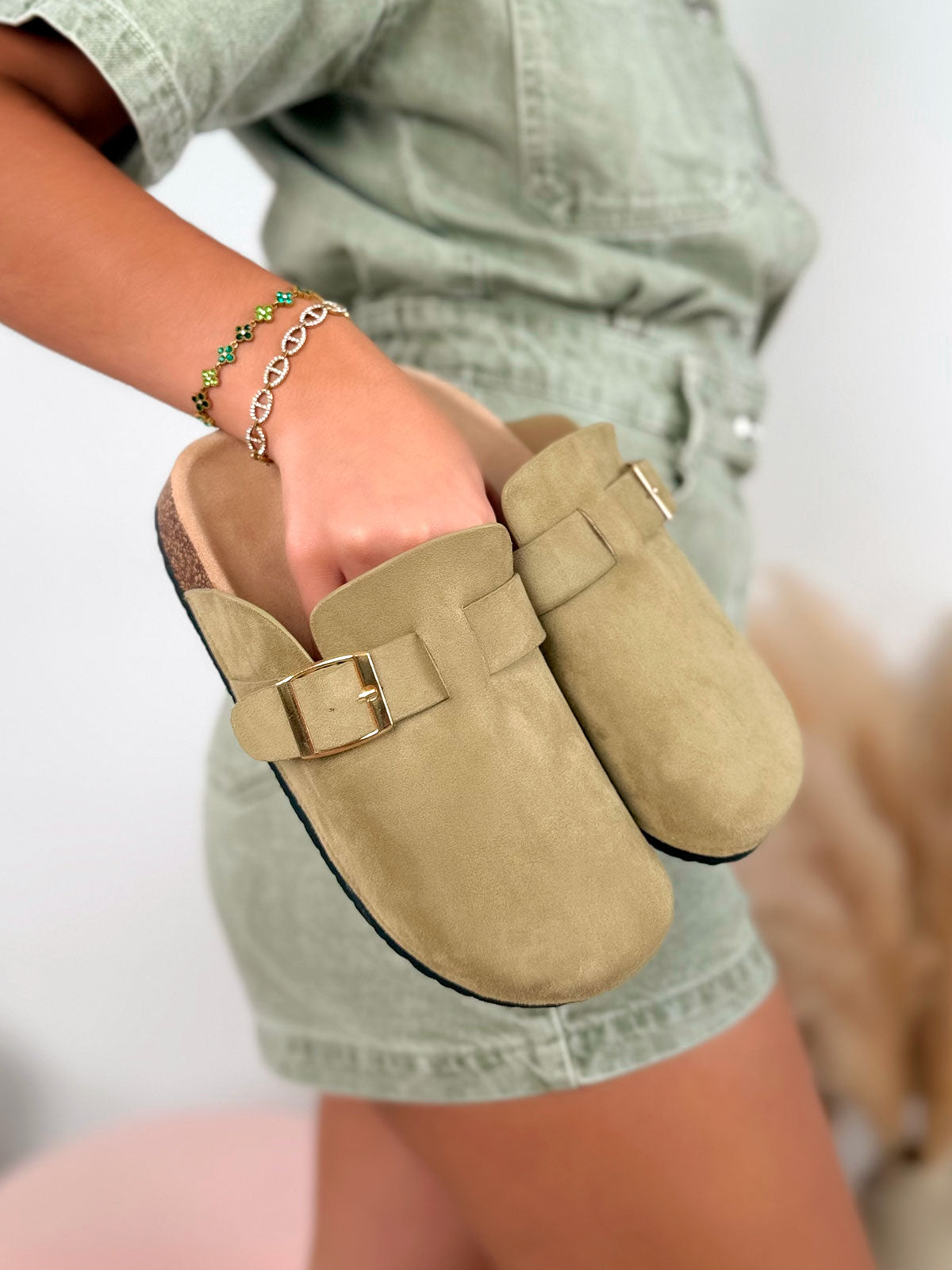 Mule femme verte tendance en suédine avec boucles dorées