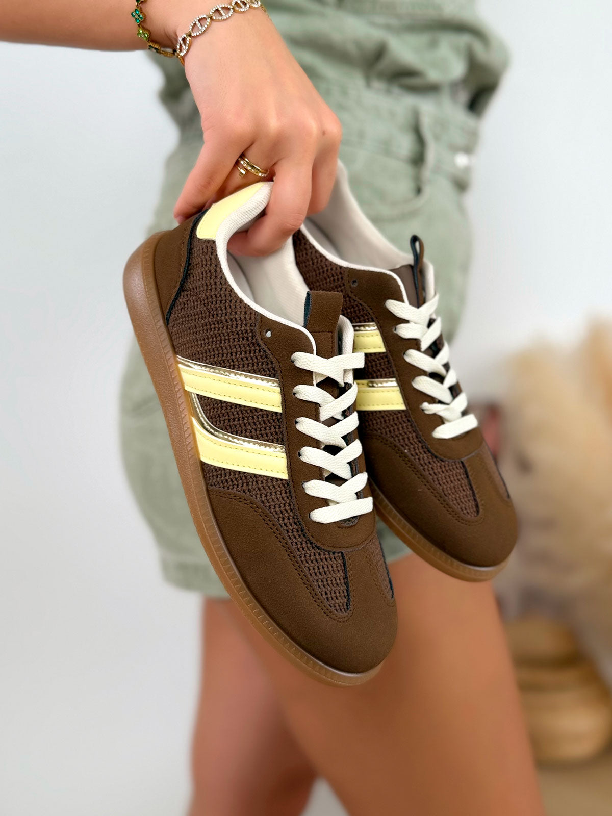 Basket femme marron tendance tissée à rayures jaunes avec semelle marron