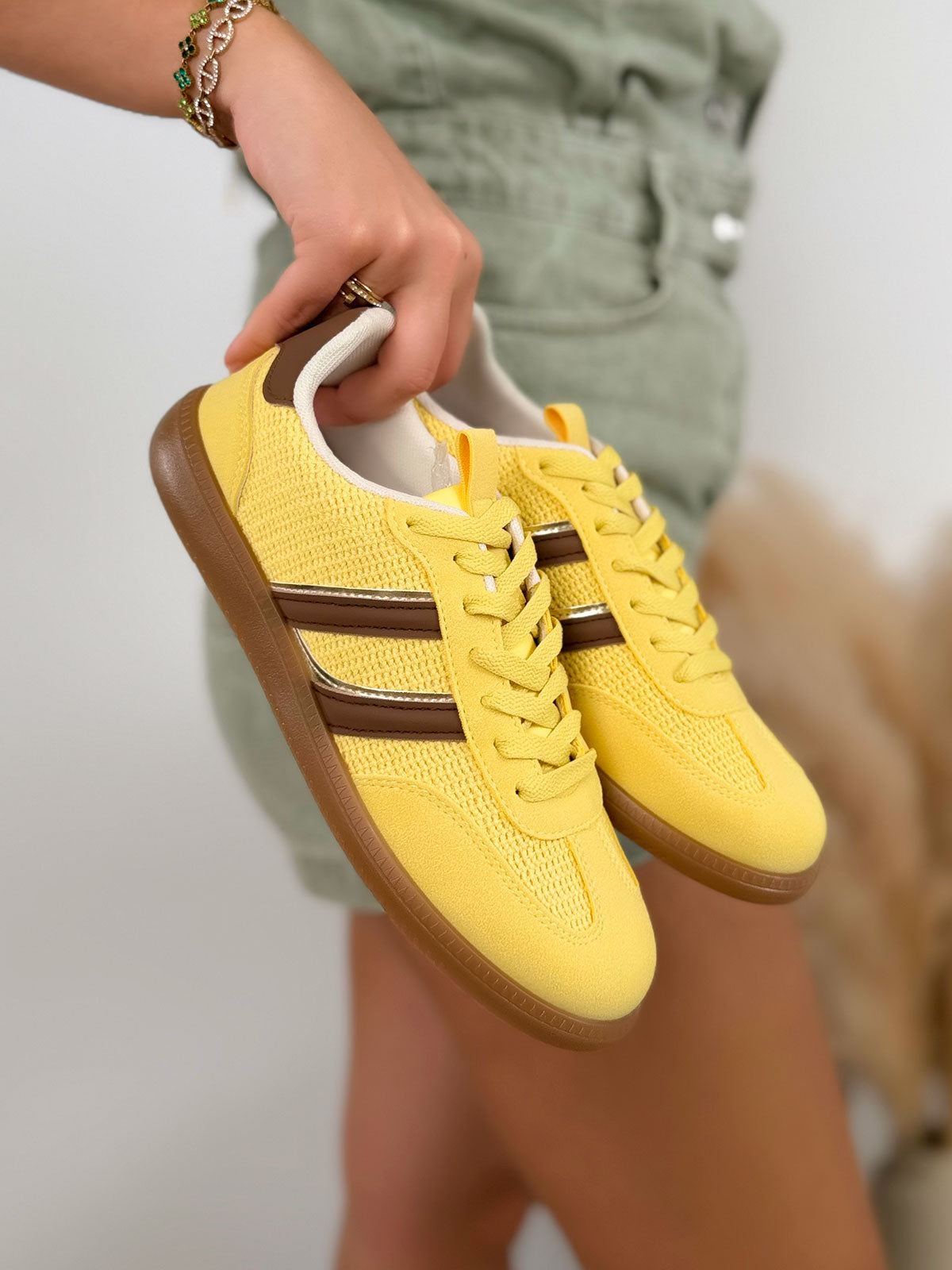Basket femme jaune tendance tissée à rayures marron doré avec semelle marron
