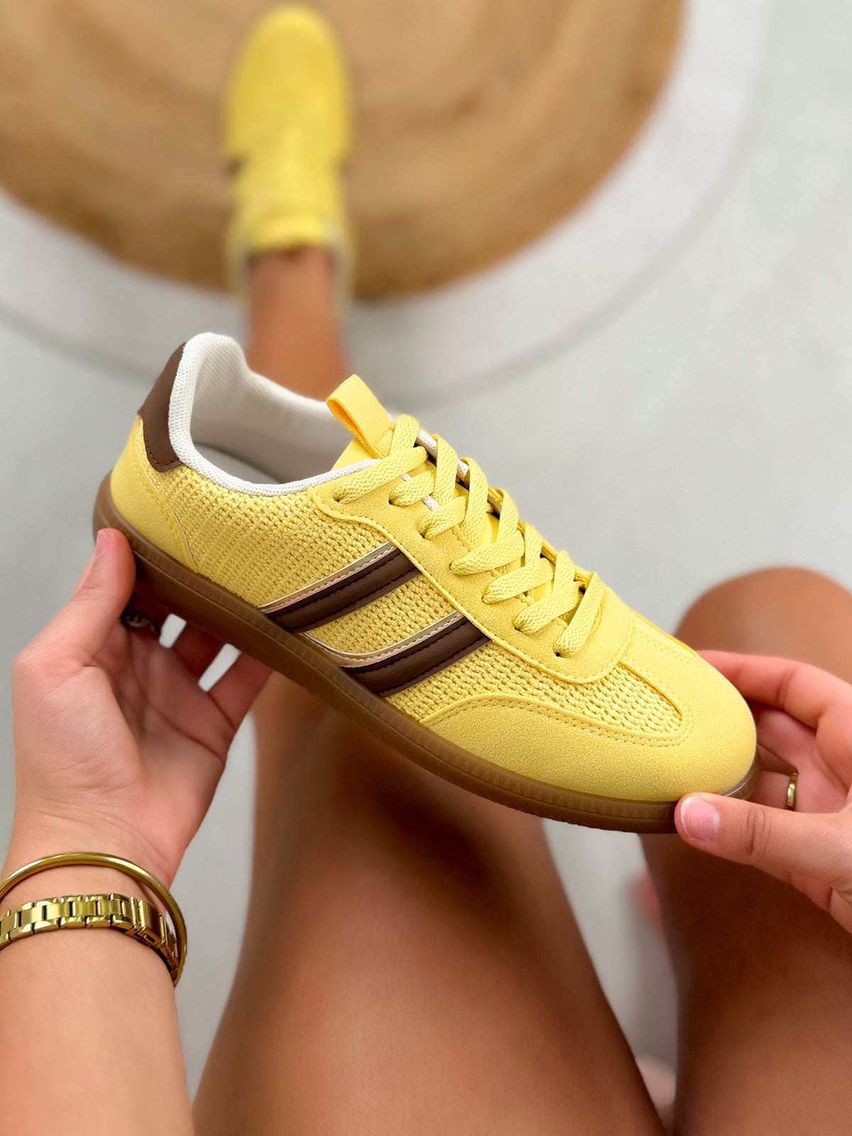 Basket femme jaune tendance tissée à rayures marron doré avec semelle marron