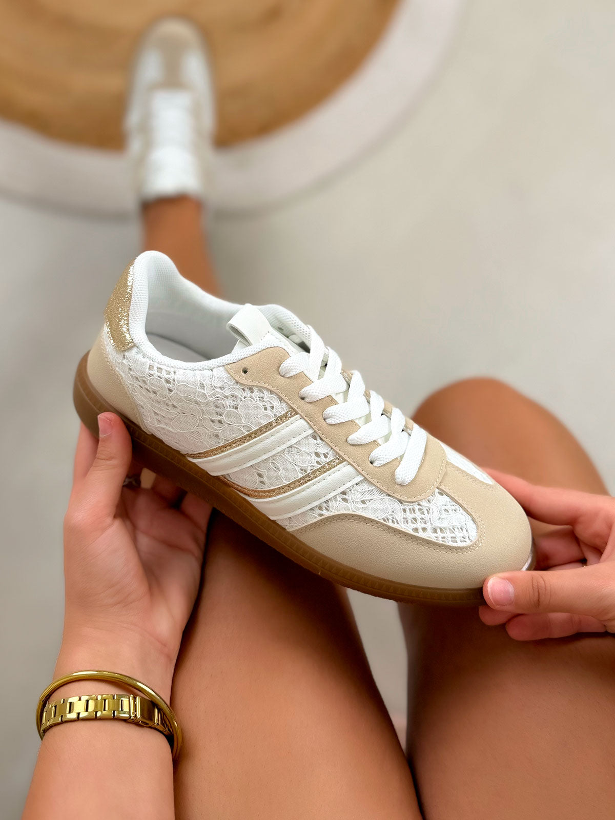 Basket femme beige élégante en dentelle avec rayures blanches et dorées