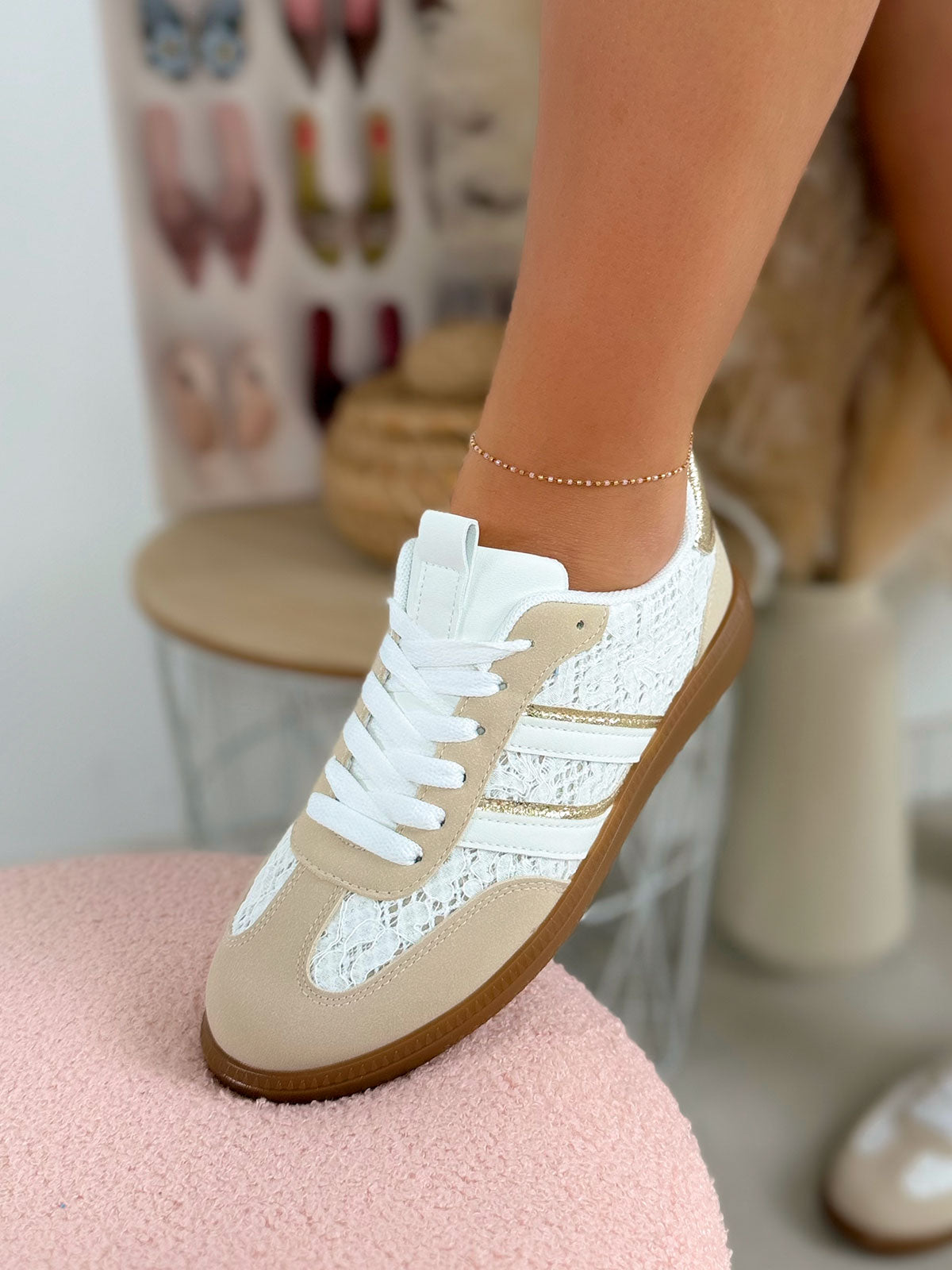 Basket femme beige élégante en dentelle avec rayures blanches et dorées