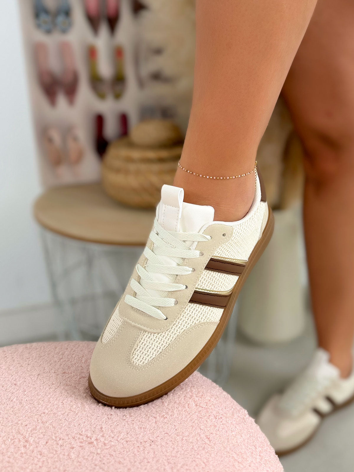 Basket femme beige tendance tissée à rayures marron doré avec semelle marron