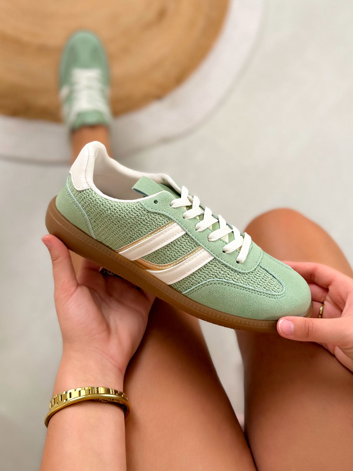 Basket femme verte tendance tissée à rayures blanches et dorées