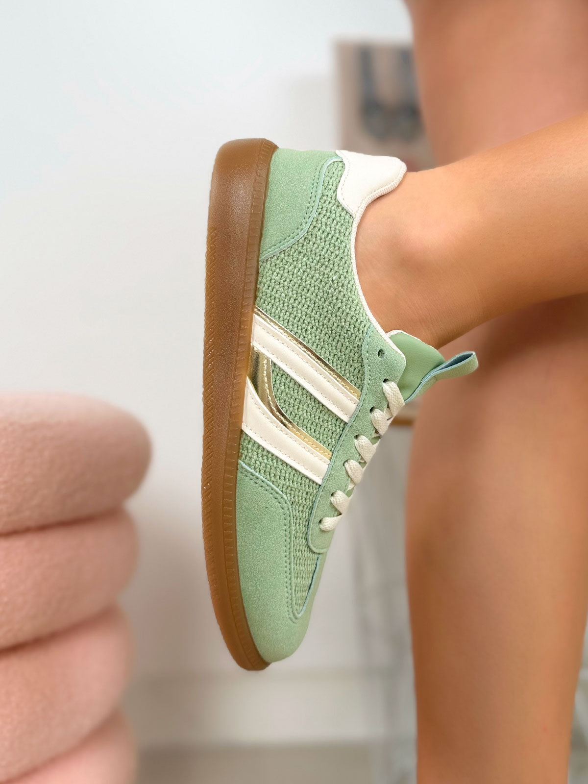 Basket femme verte tendance tissée à rayures blanches et dorées