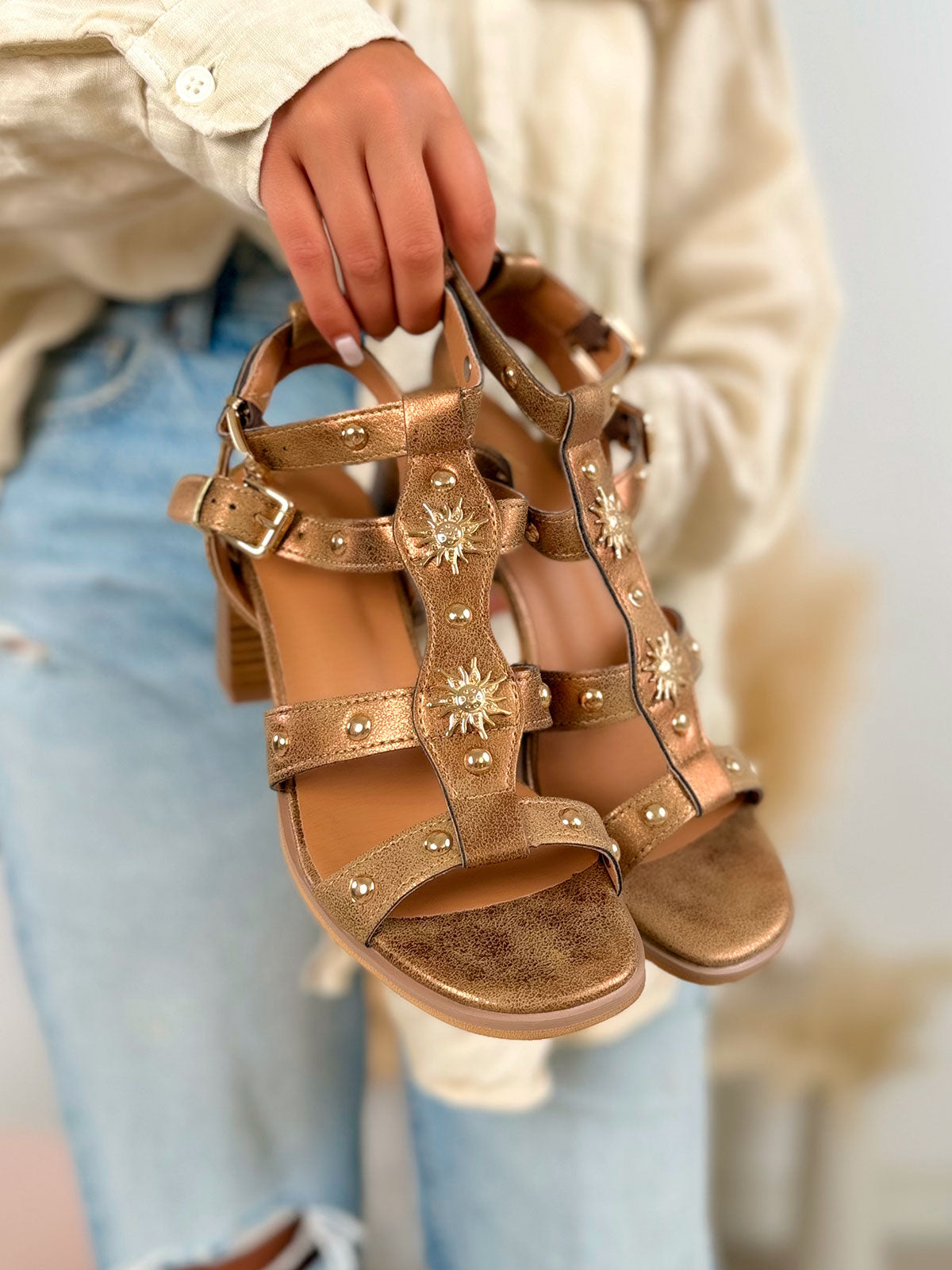 Sandale à talon femme camel élégante avec clous et bijoux soleil dorés