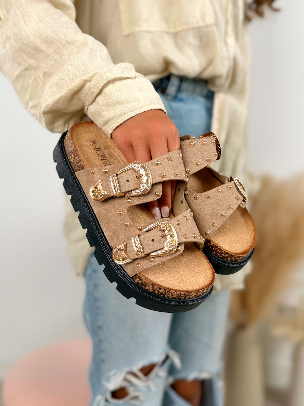 Mule femme taupe en suédine cloutée avec boucles dorées à plateforme