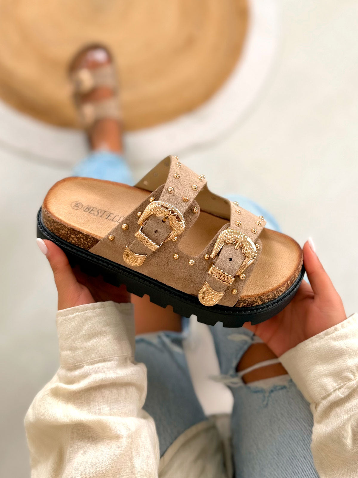 Mule femme taupe en suédine cloutée avec boucles dorées à plateforme