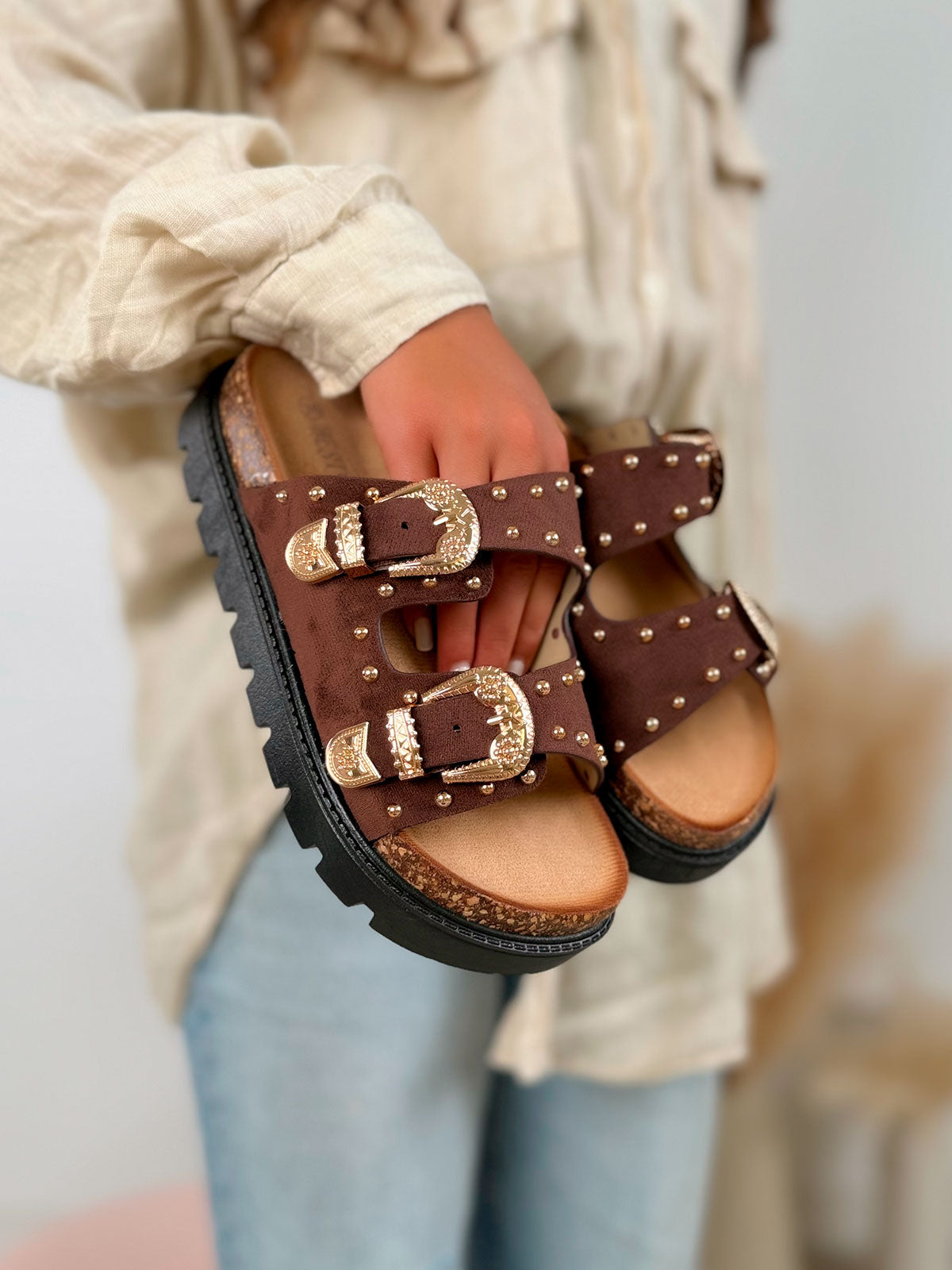 Mule femme marron en suédine cloutée avec boucles dorées à plateforme