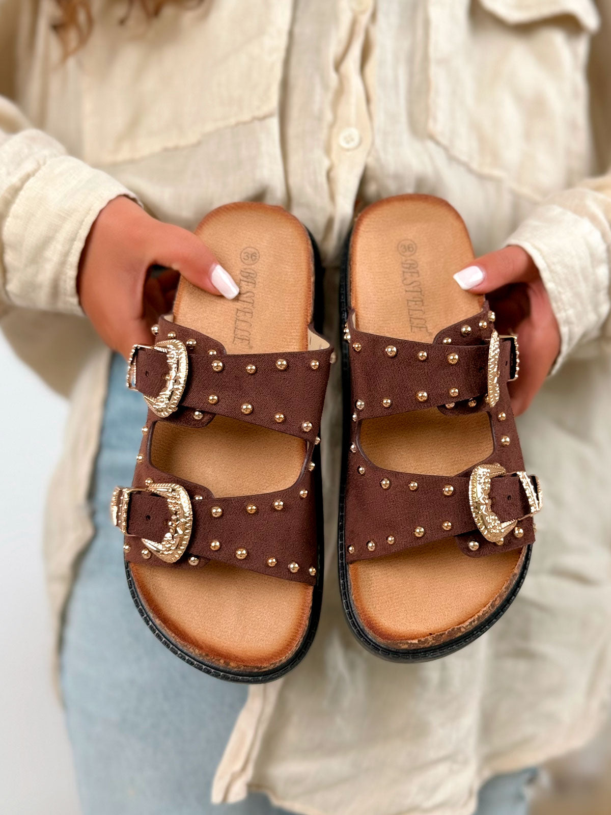 Mule femme marron en suédine cloutée avec boucles dorées à plateforme