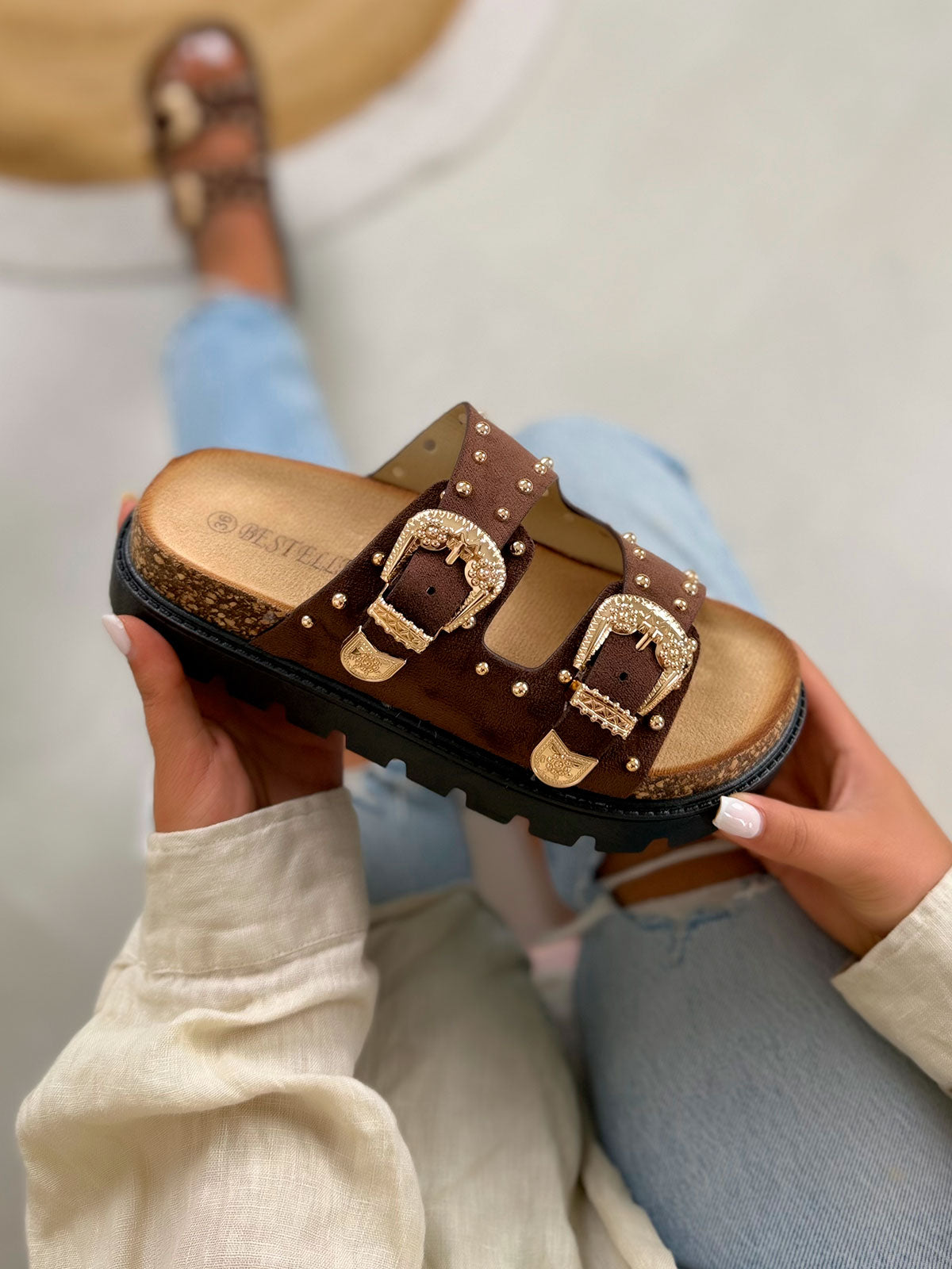 Mule femme marron en suédine cloutée avec boucles dorées à plateforme