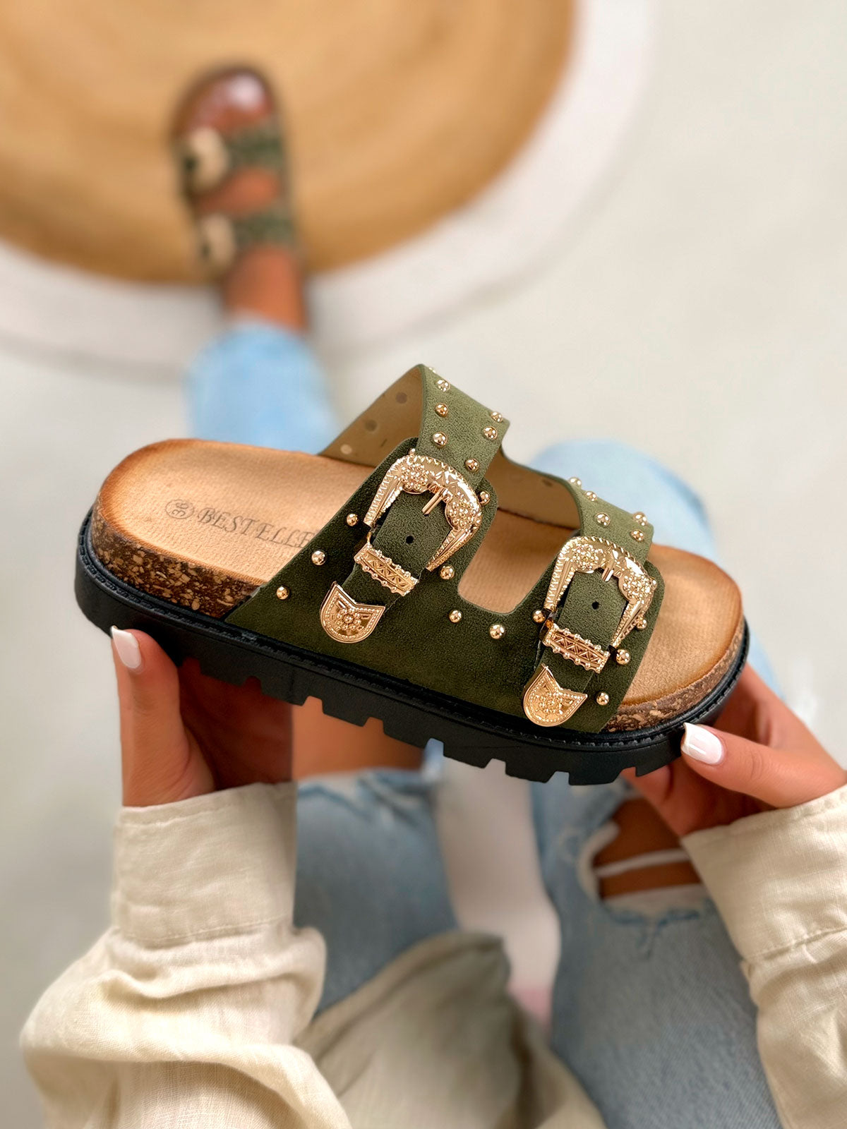 Mule femme verte en suédine cloutée avec boucles dorées à plateforme