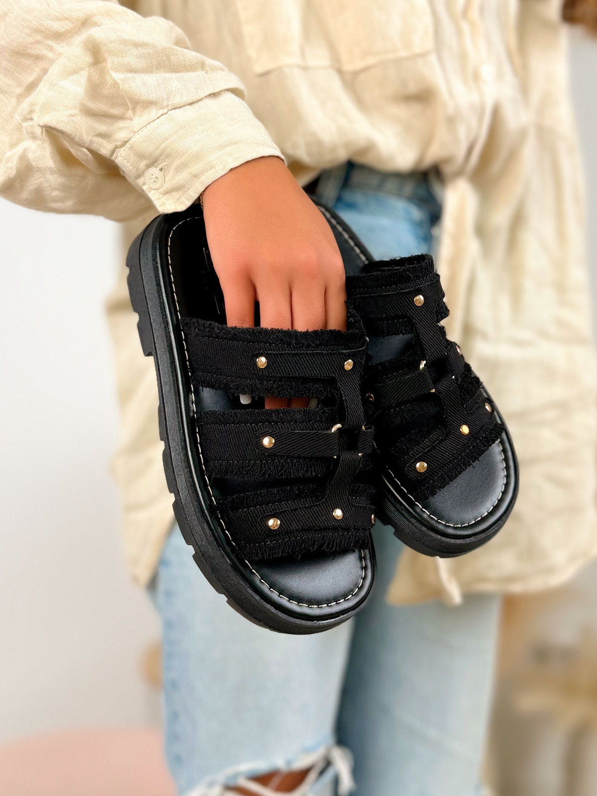 Mule femme noire tendance en jean clouté doré avec semelle crantée