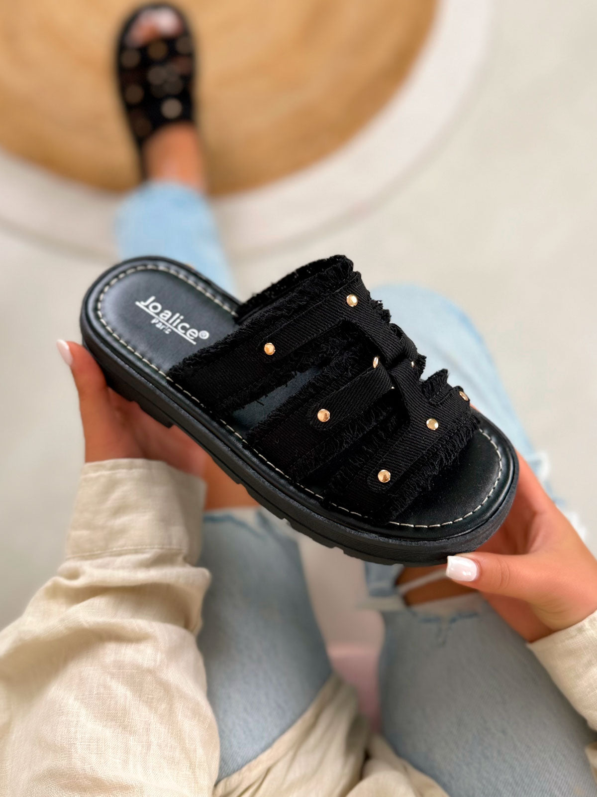 Mule femme noire tendance en jean clouté doré avec semelle crantée