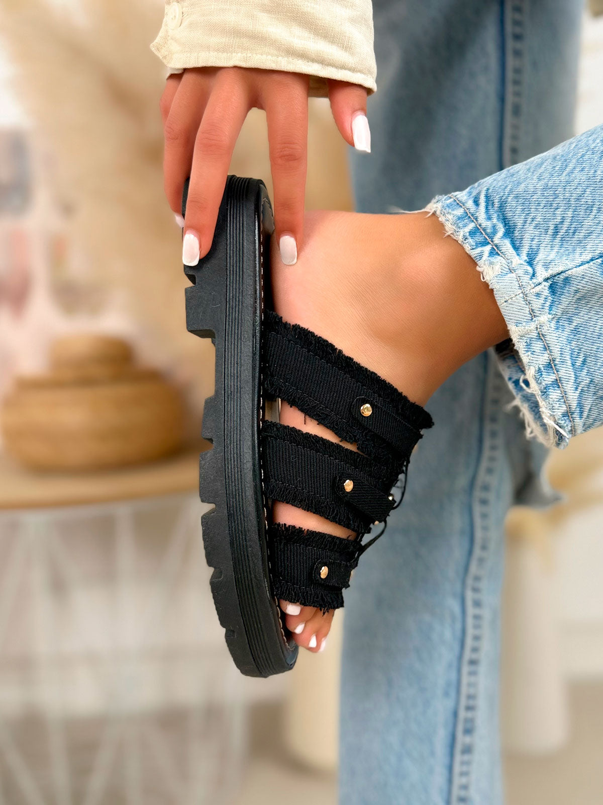 Mule femme noire tendance en jean clouté doré avec semelle crantée