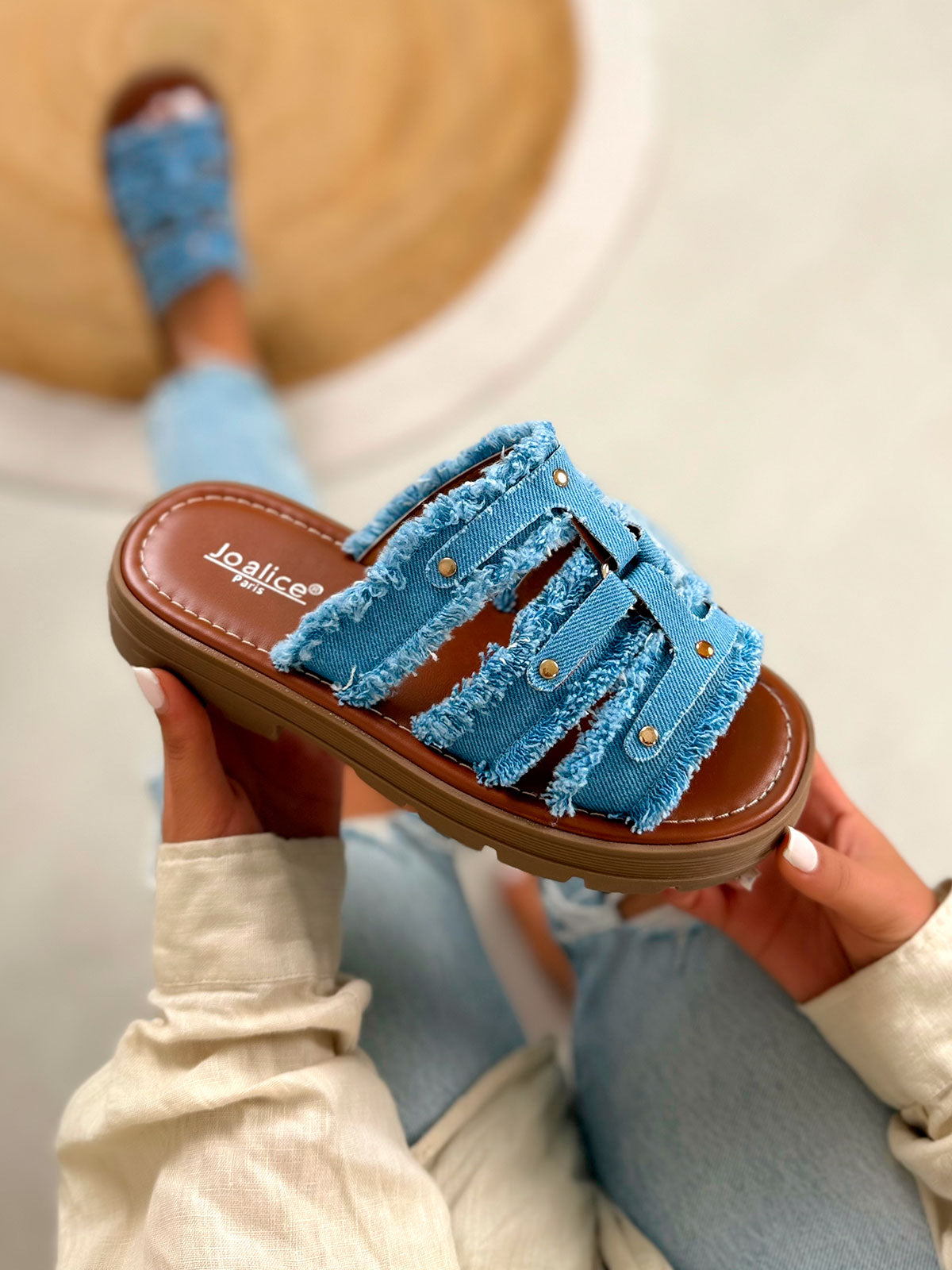 Mule femme bleue tendance en jean effiloché clouté doré avec semelle crantée