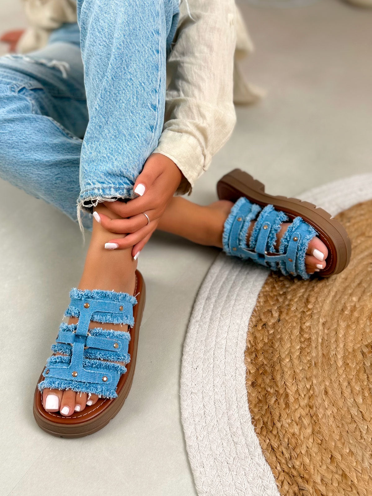 Mule femme bleue tendance en jean effiloché clouté doré avec semelle crantée