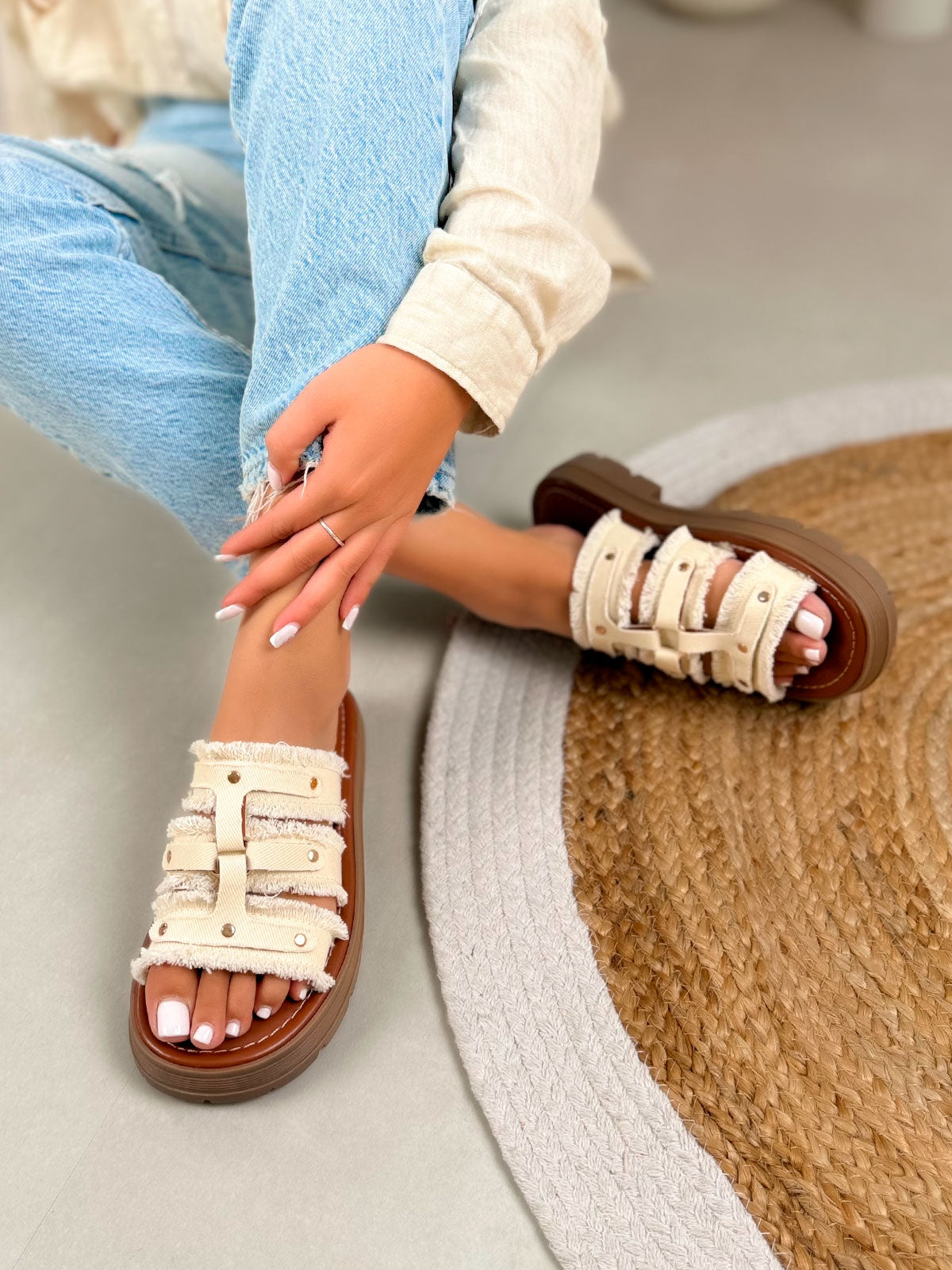 Mule femme beige tendance en jean clouté doré avec semelle crantée