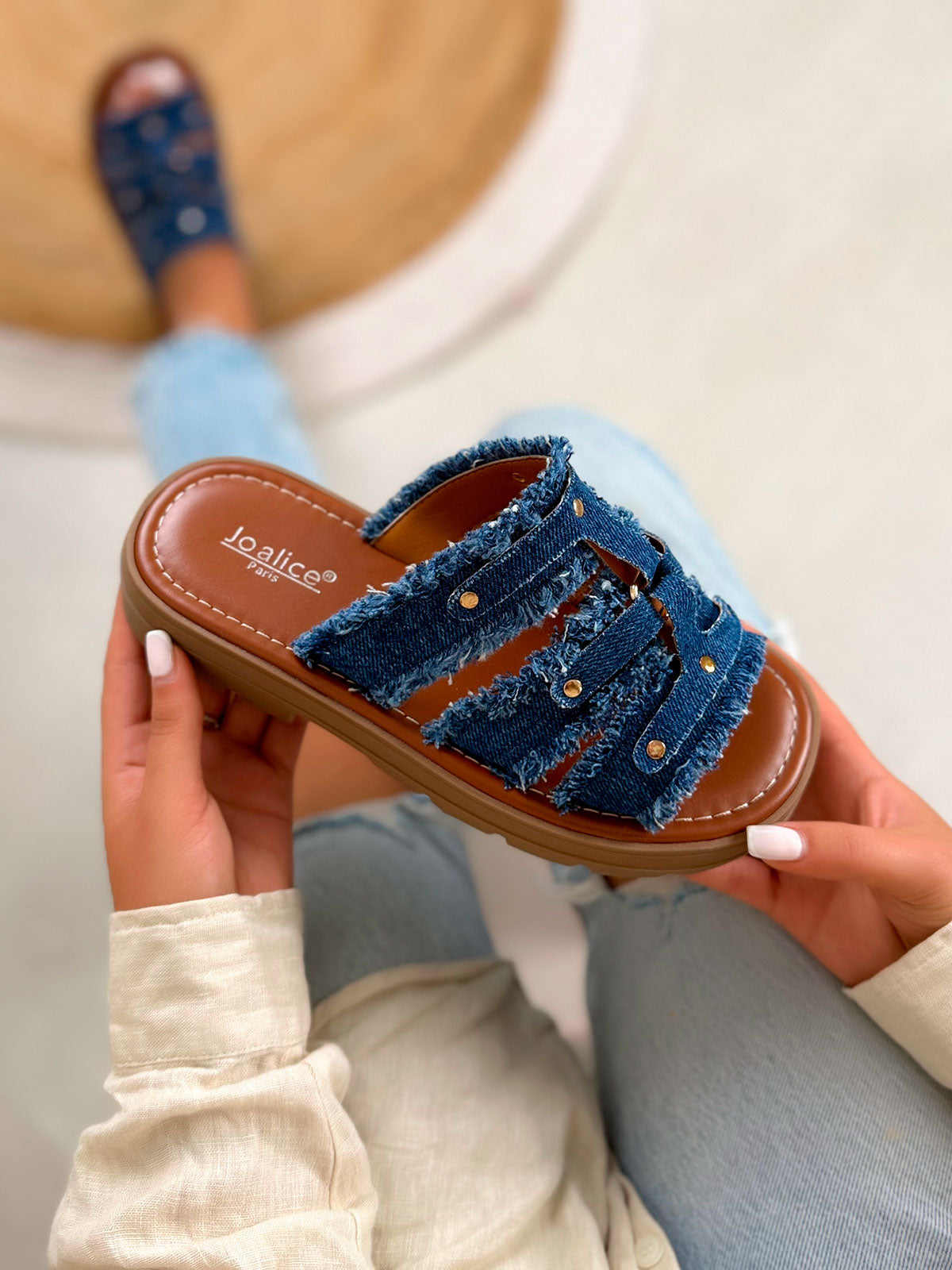 Mule femme bleu foncé tendance en jean effiloché clouté doré avec semelle crantée