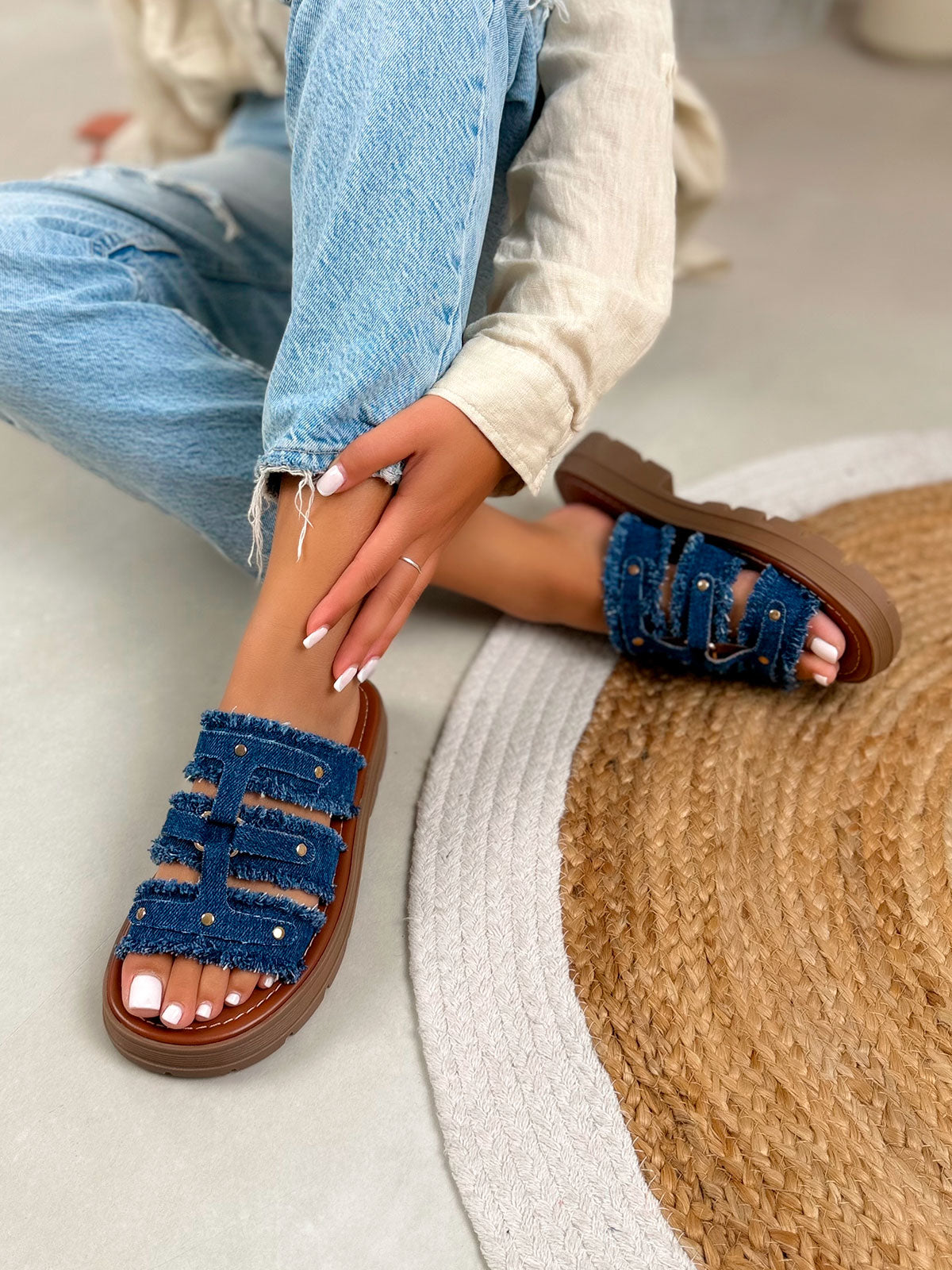 Mule femme bleu foncé tendance en jean effiloché clouté doré avec semelle crantée