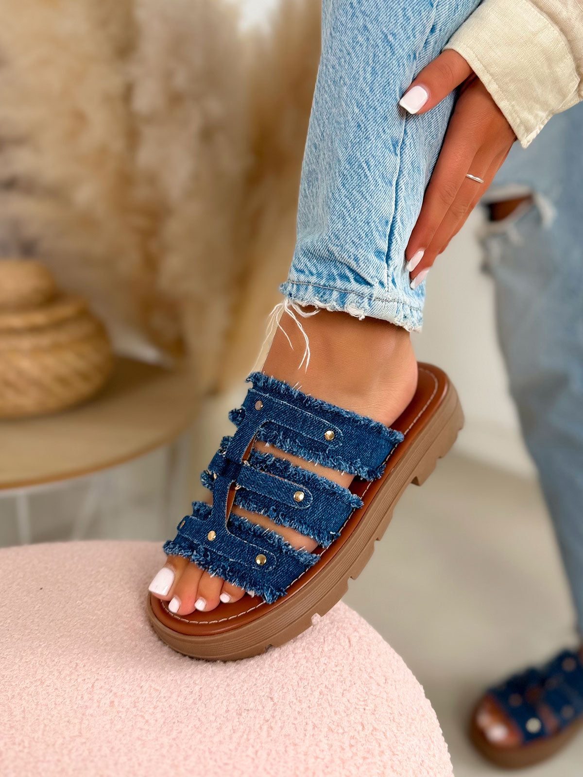 Mule femme bleu foncé tendance en jean effiloché clouté doré avec semelle crantée