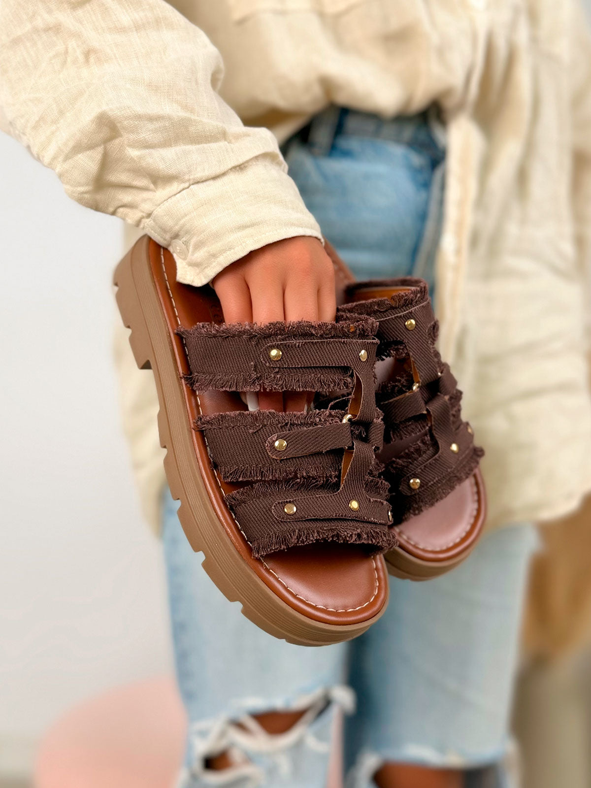 Mule femme marron tendance en jean effiloché clouté doré avec semelle crantée