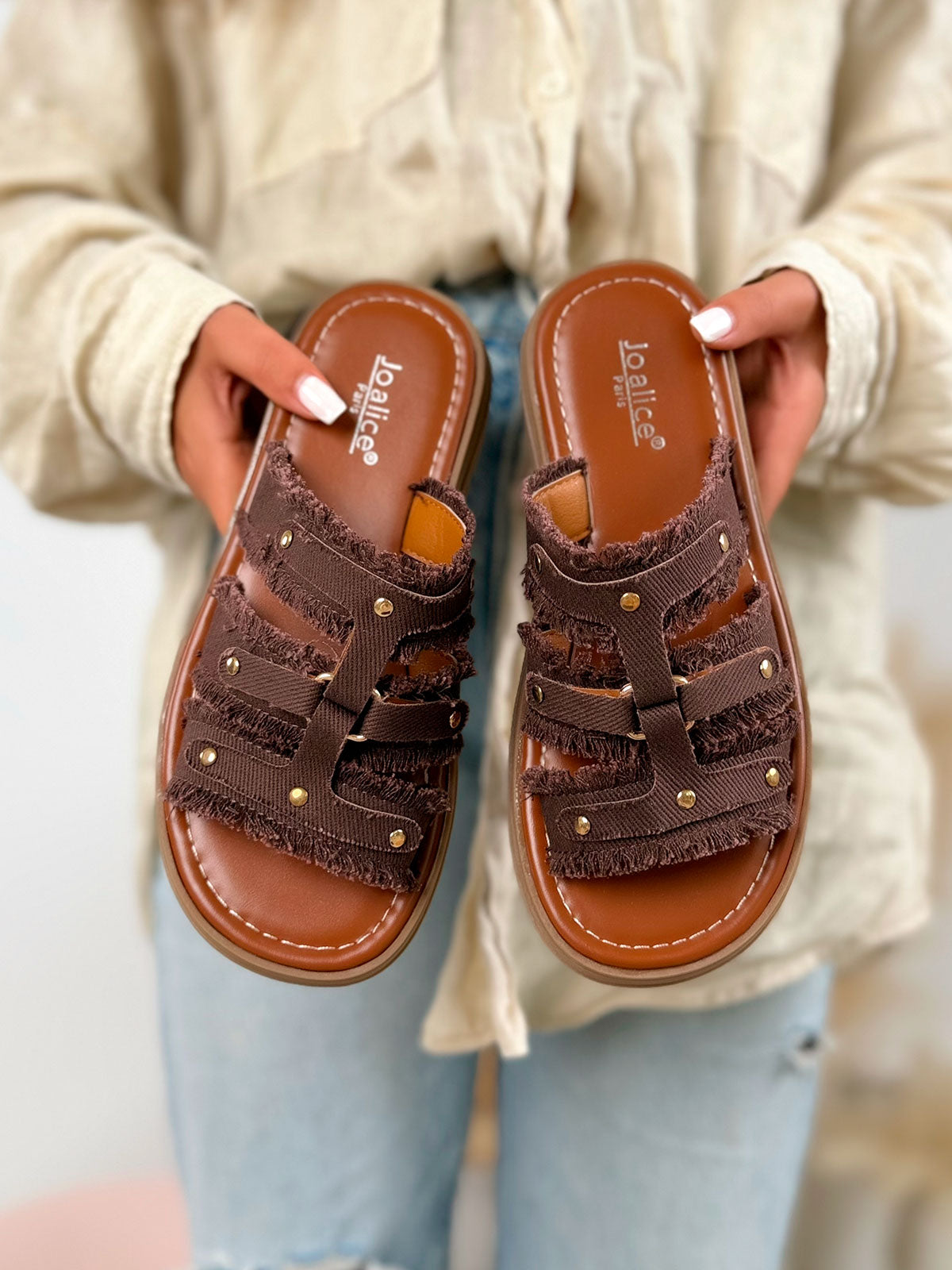Mule femme marron tendance en jean effiloché clouté doré avec semelle crantée