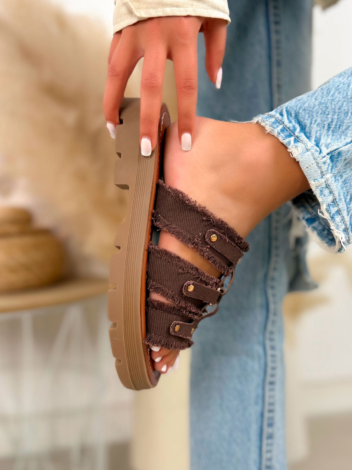 Mule femme marron tendance en jean effiloché clouté doré avec semelle crantée