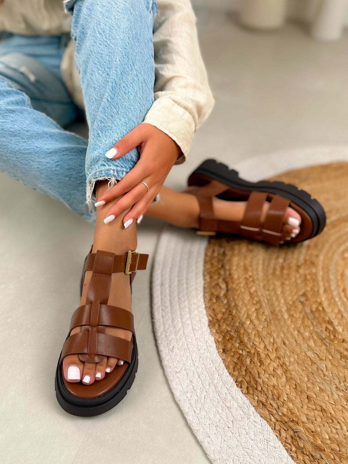 Sandale femme camel élégante à brides multiples avec semelle crantée