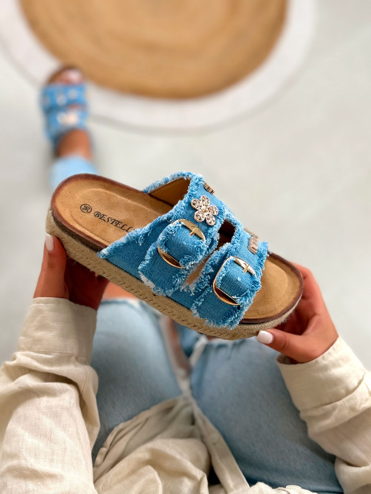 Sandale femme bleue tendance à brides multiples avec semelle corde
