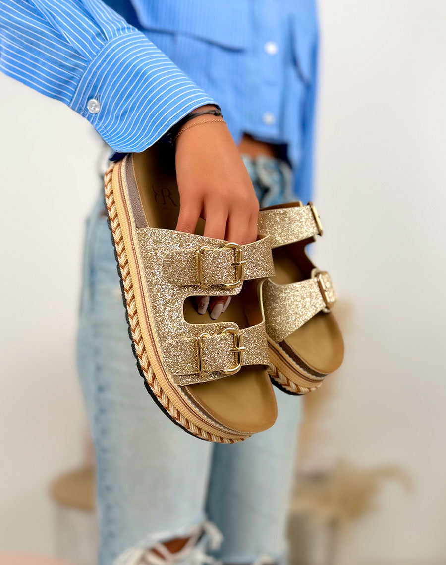 Mules femme dorées tendance à paillettes avec double bride et plateforme tressée