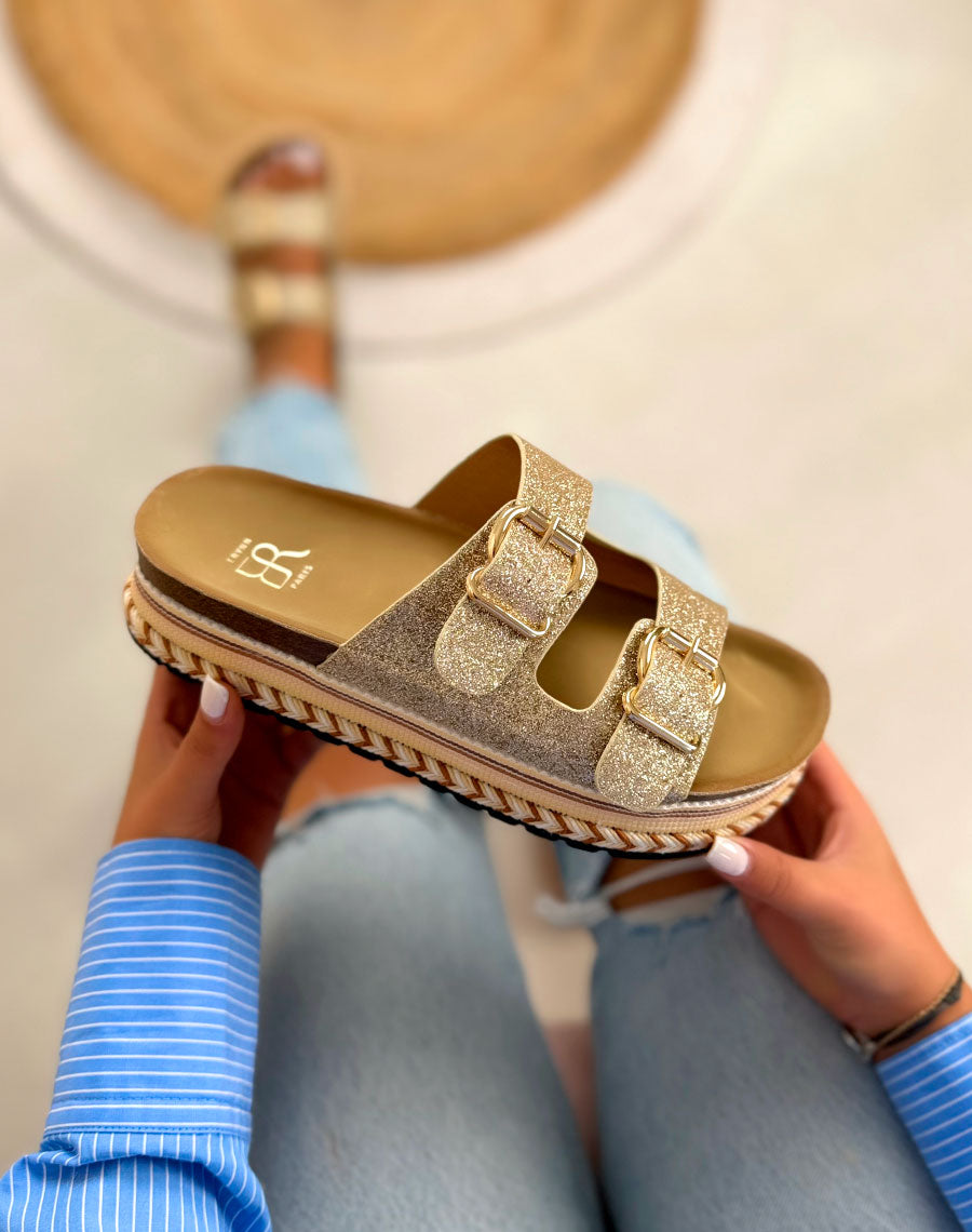 Mules femme dorées tendance à paillettes avec double bride et plateforme tressée