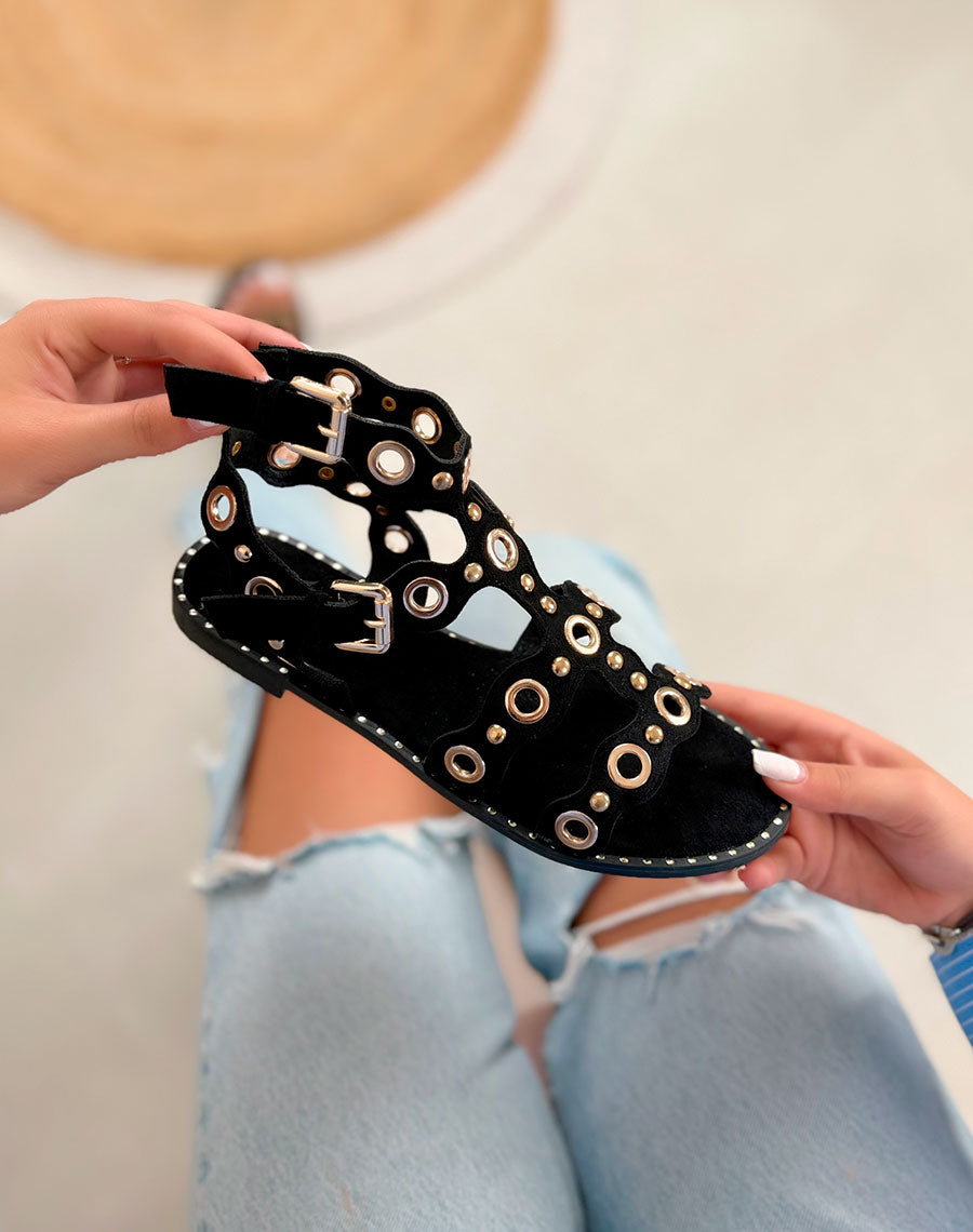 Nu-pieds femme noirs en suédine avec brides ajourées et détails dorés look bohème chic