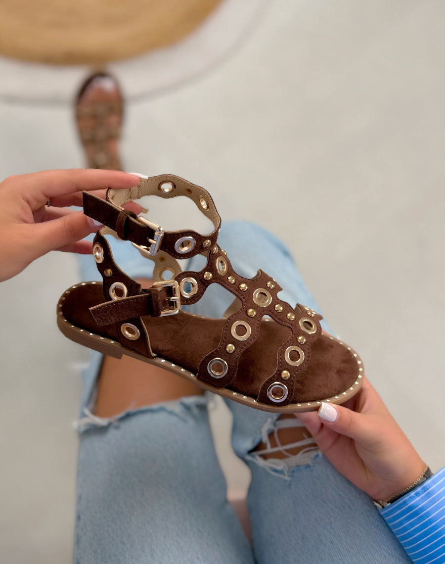 Nu-pieds femme marron en suédine avec brides ajourées et détails dorés