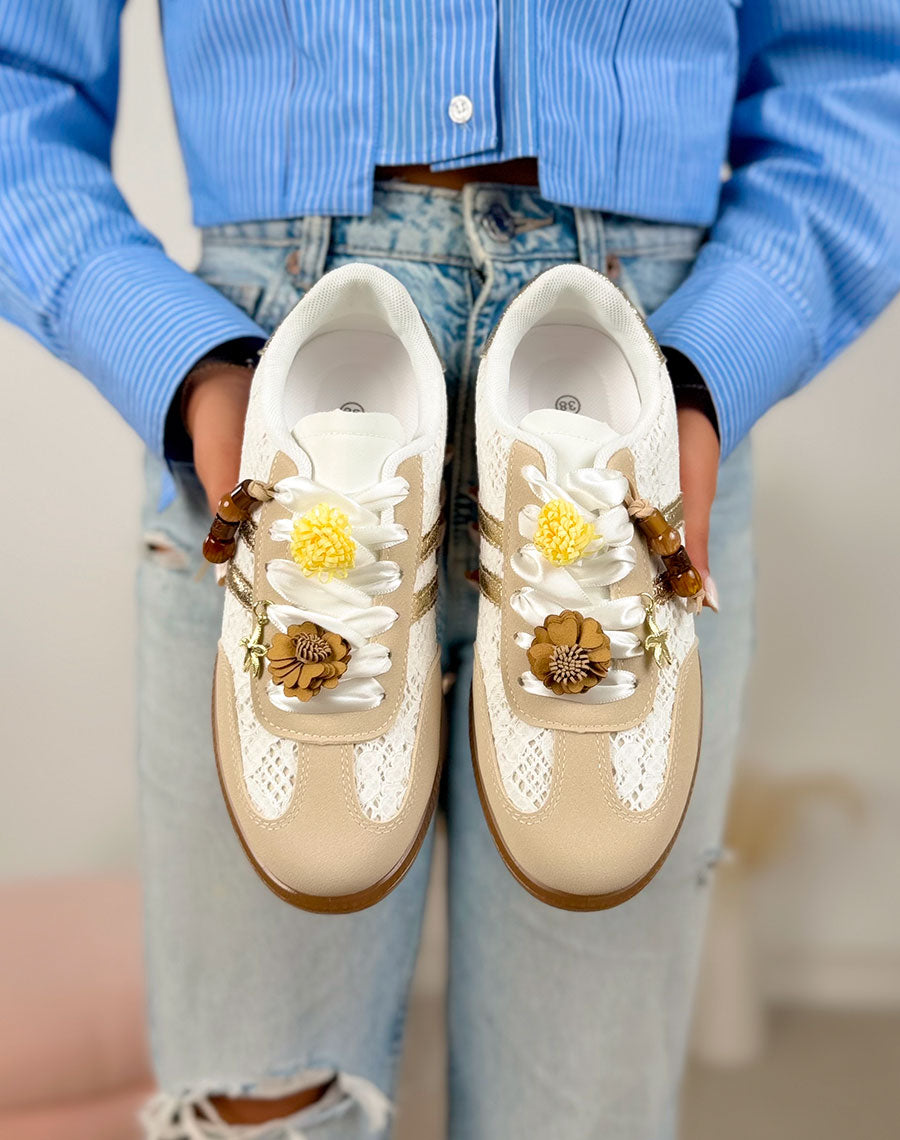 Basket femme beige et blanche tendance avec broderie dentelle et bijoux fleurs dorés