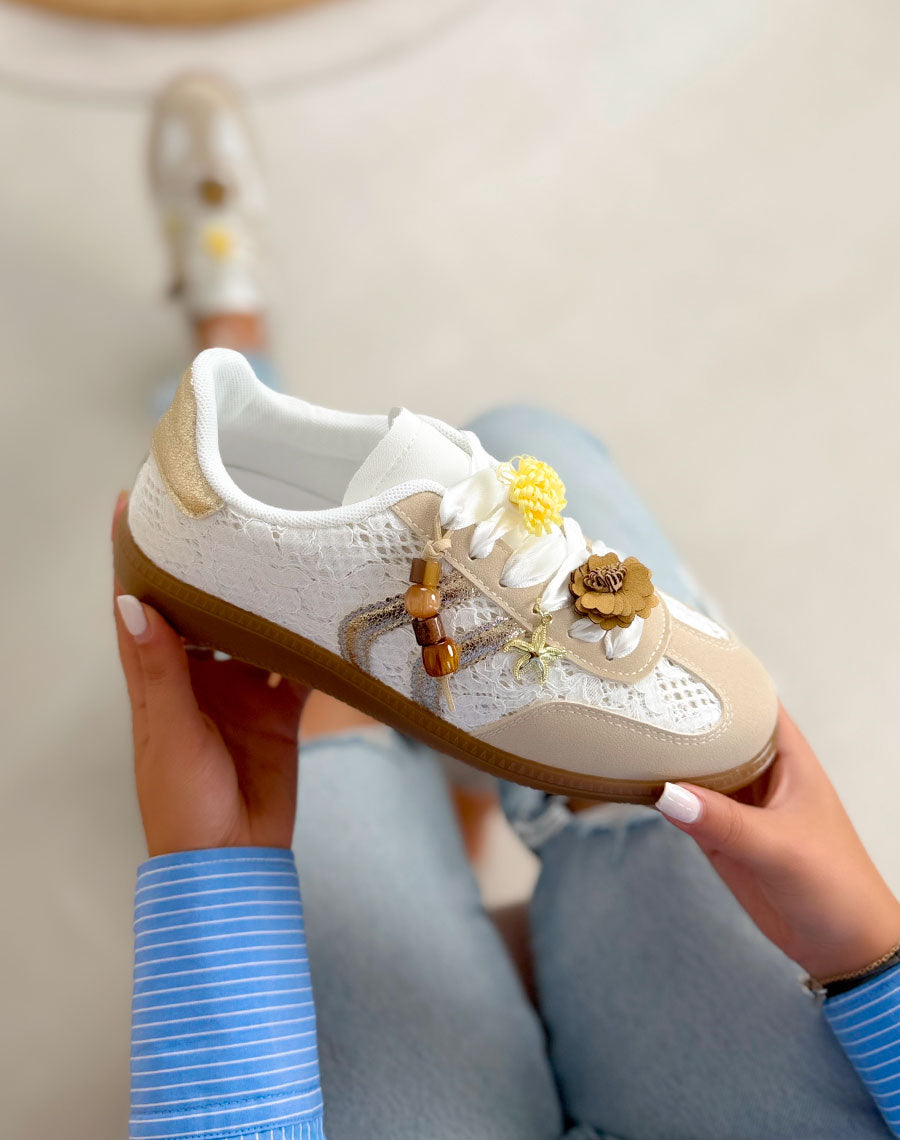 Basket femme beige et blanche tendance avec broderie dentelle et bijoux fleurs dorés