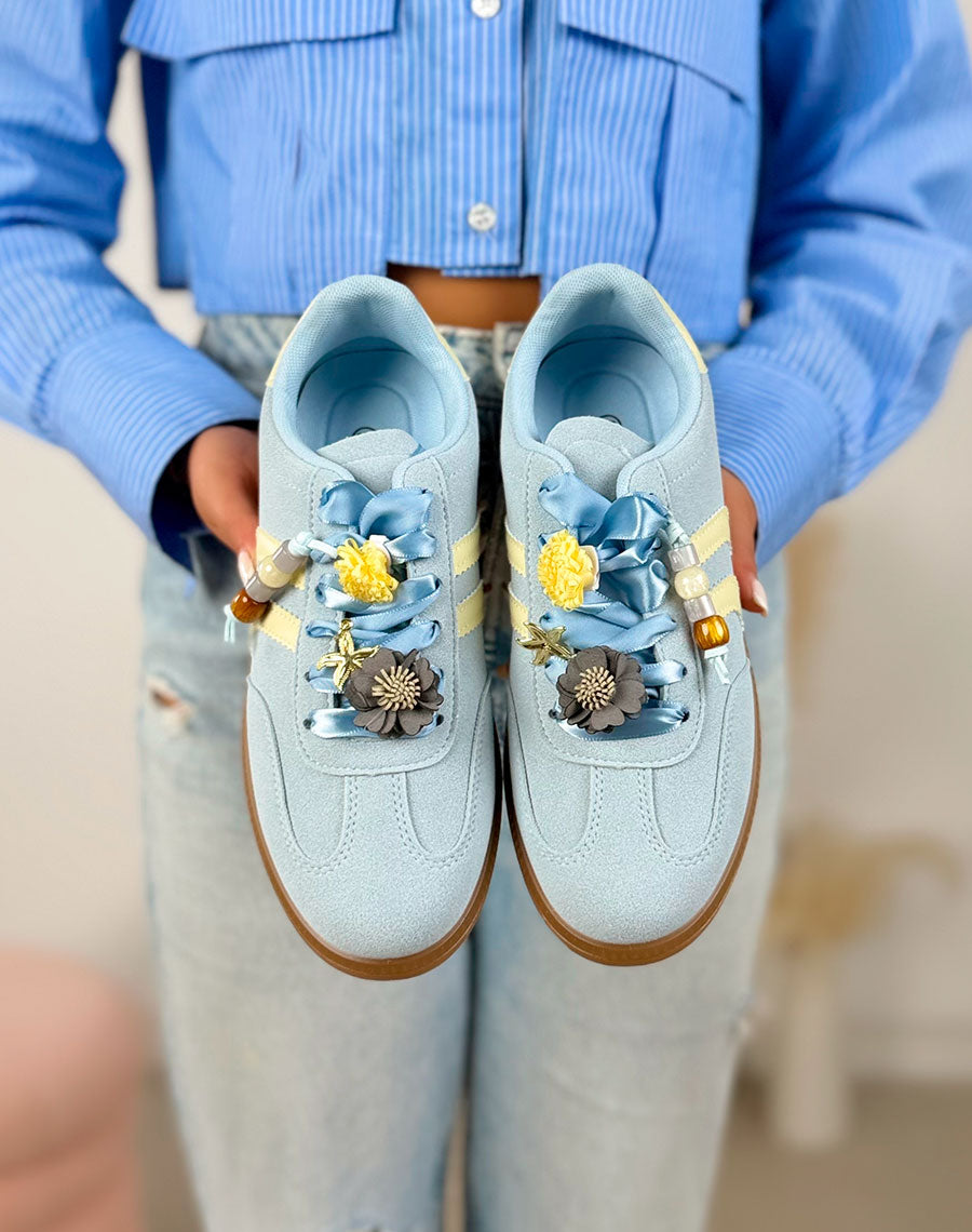 Basket femme bleue pastel tendance en suédine avec bijoux fleurs et bandes jaunes