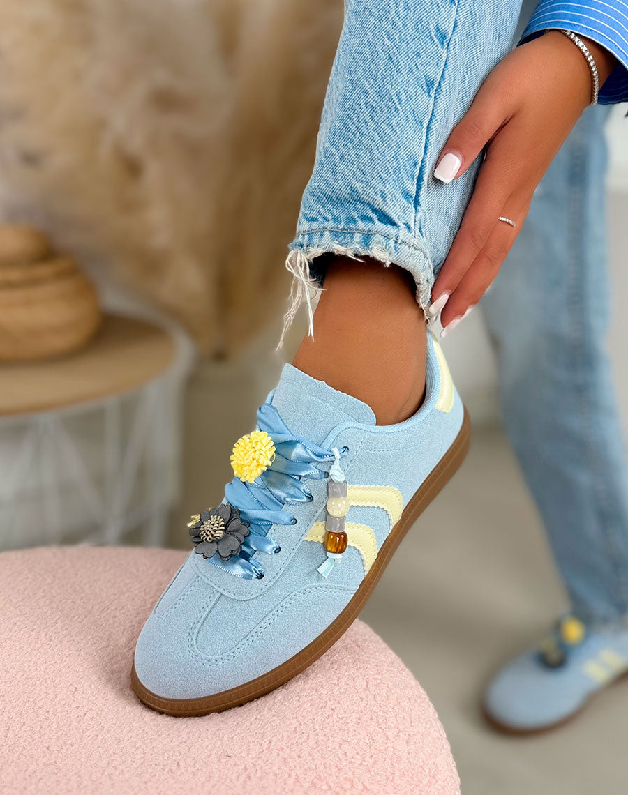 Basket femme bleue pastel tendance en suédine avec bijoux fleurs et bandes jaunes