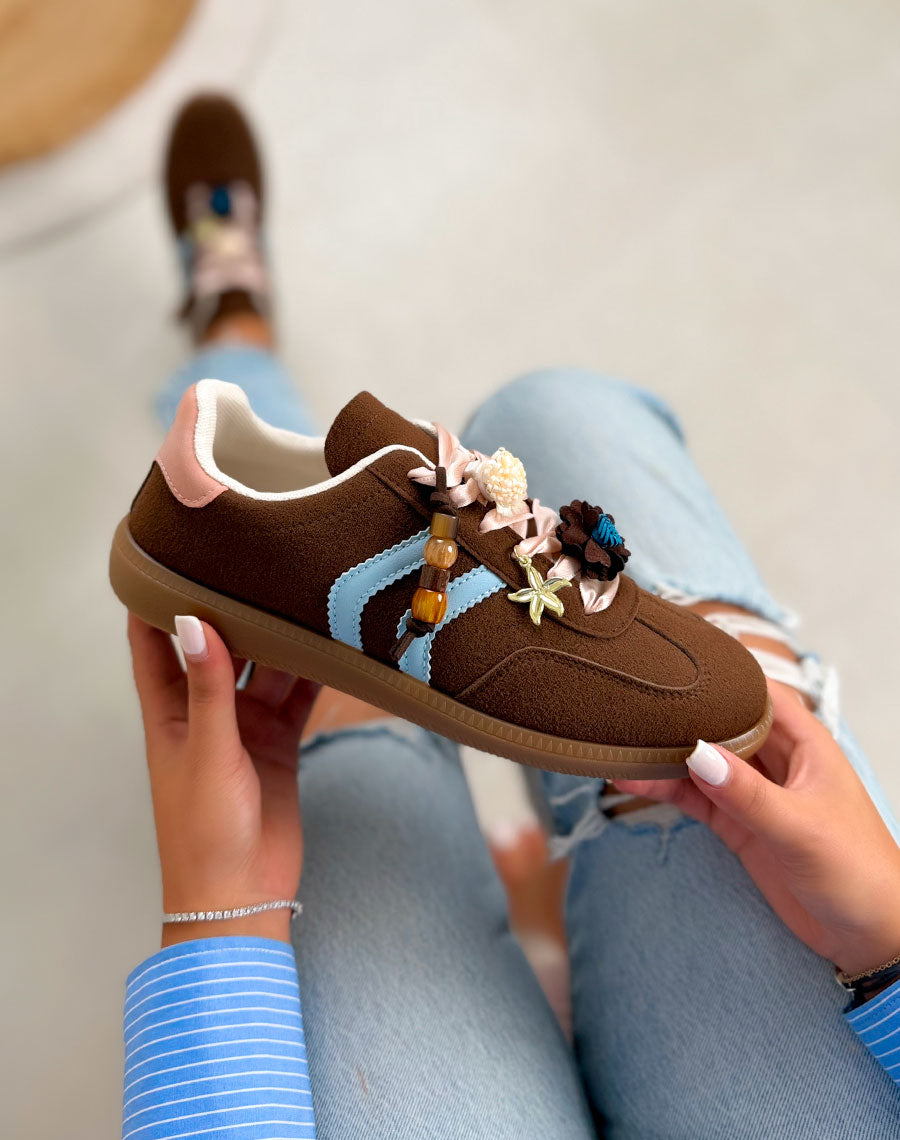 Basket femme marron tendance en suédine avec bandes bleues et bijoux fleurs